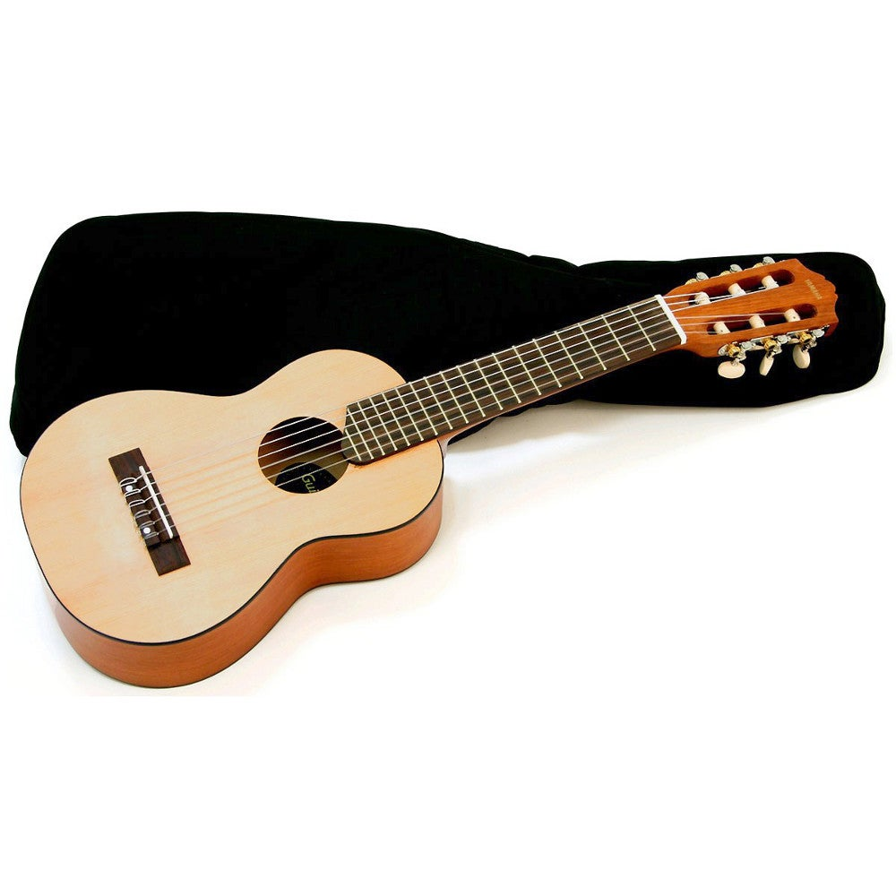 Jasna gitara drewniana z sześcioma strunami leży na czarnym futerale.