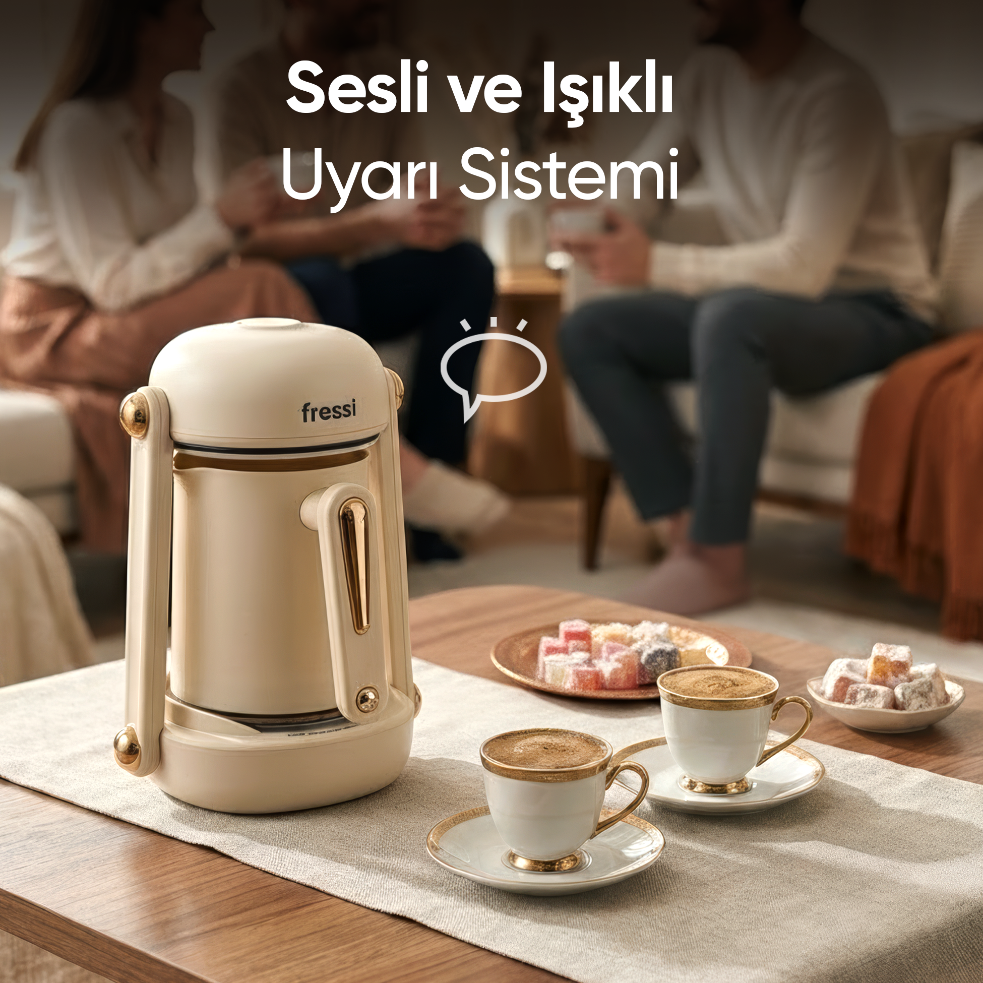Krem rengi kahve makinesi, iki fincan kahve ve lokum ile masada duruyor.