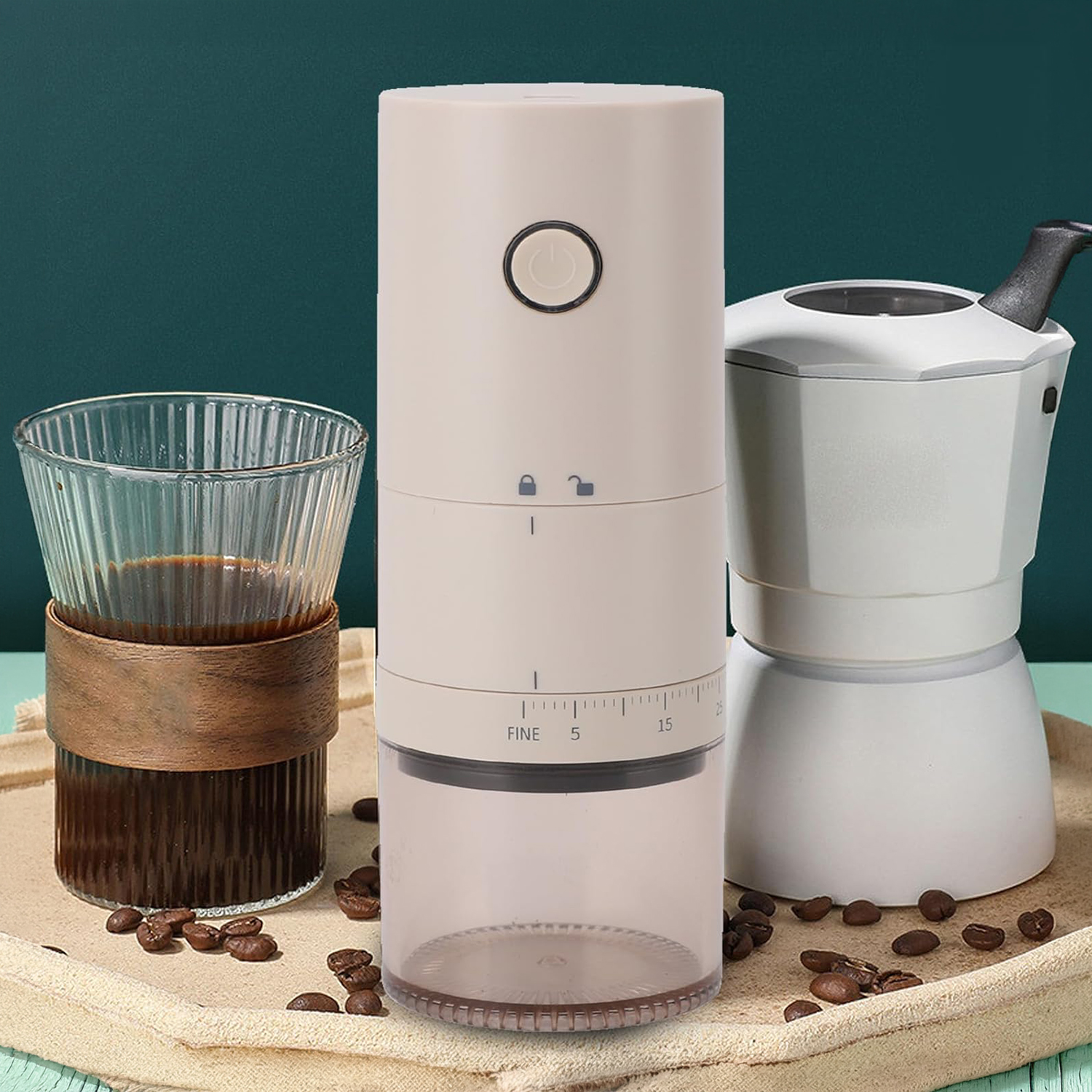 Molino de café beige, vaso de café, granos de café y cafetera moka blanca en bandeja.