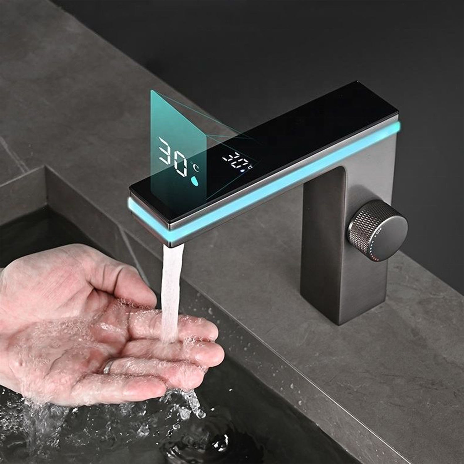 Un grifo moderno con pantalla digital de temperatura fluye hacia una mano.