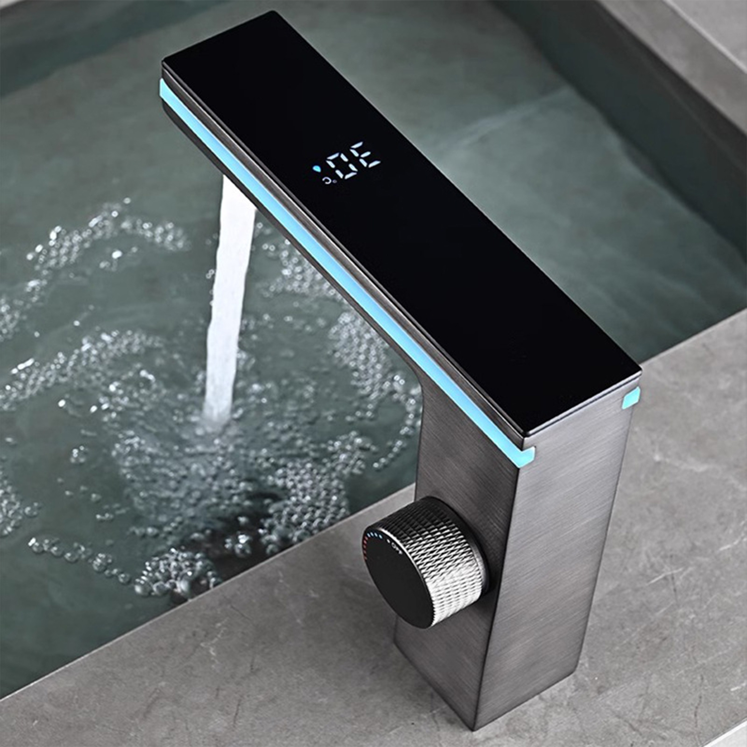 Grifo moderno con pantalla digital que muestra la temperatura del agua.