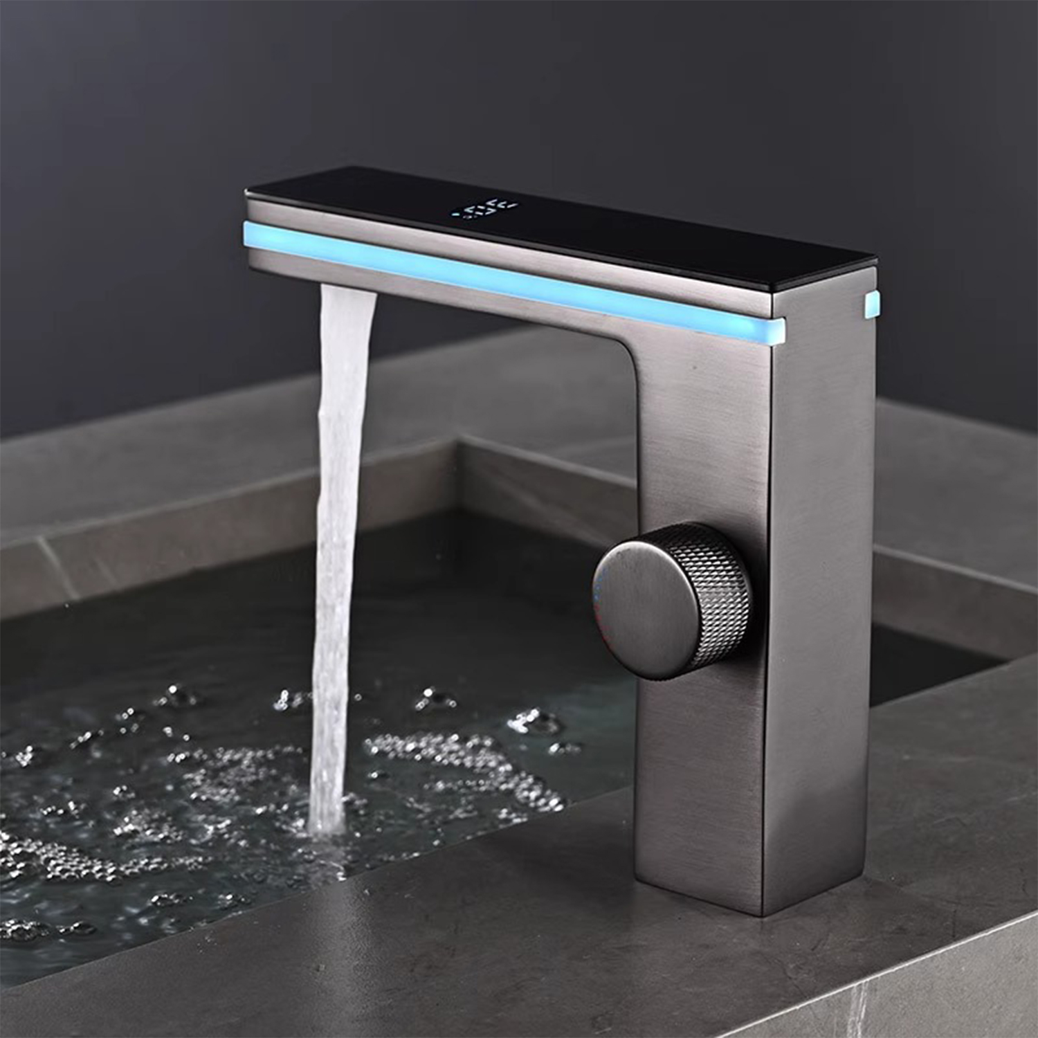 Grifo moderno con luz LED azul y pantalla digital de temperatura.
