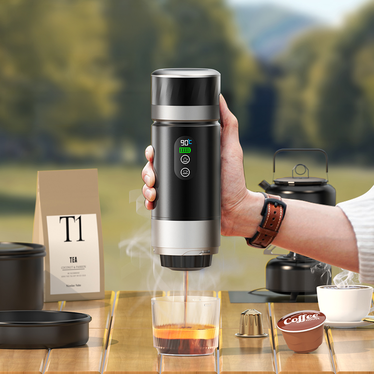 Eine Hand hält eine schwarze Kaffeemaschine, die Kaffee in ein Glas brüht. Draußen.