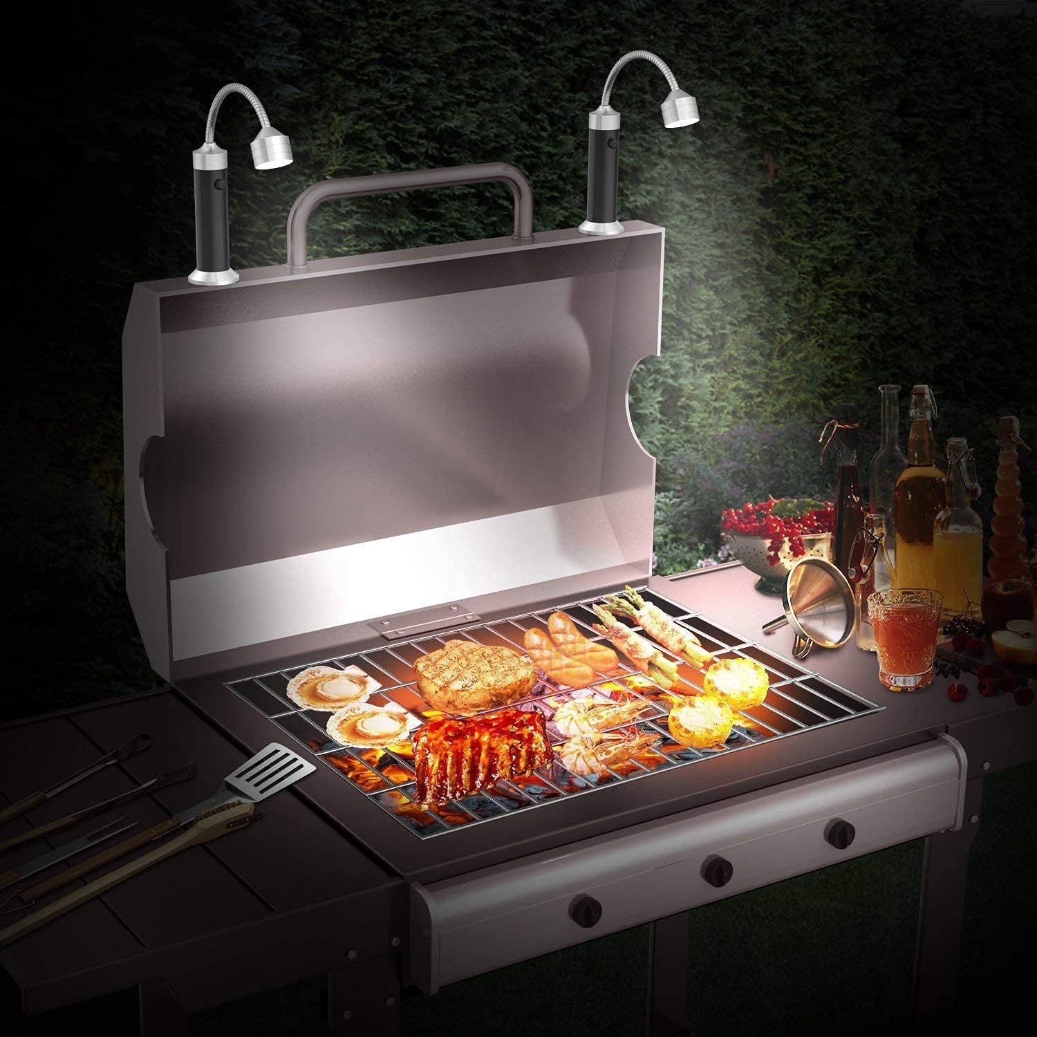 Grill mit Essen, Lichtern und Getränken bei Nacht.