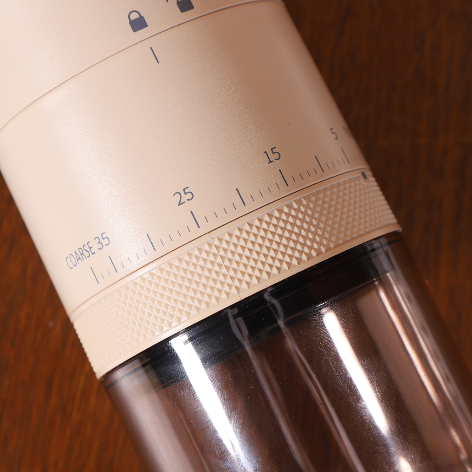 Primer plano de un molinillo de café con escala y ajuste "COARSE 35".