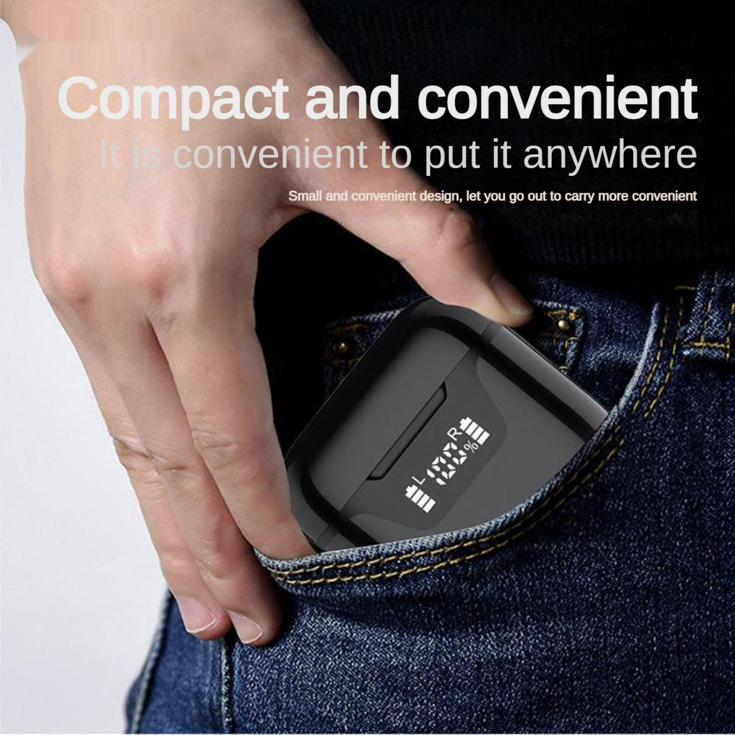 Eine Hand steckt ein schwarzes Ohrhörer-Etui mit Digitalanzeige in eine blaue Jeans-Tasche.