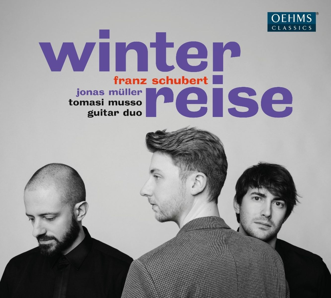 Drie mannen op de voorgrond; "Winterreise" van Franz Schubert in paarse tekst.