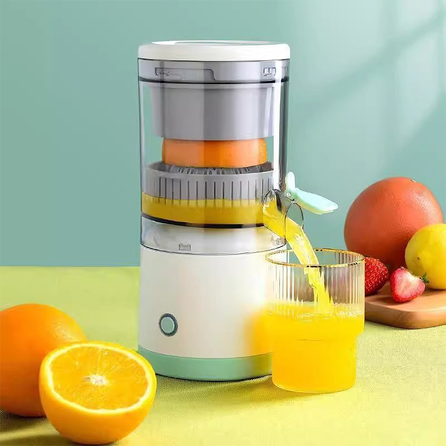 Un exprimidor extrae jugo a un vaso, con frutas como naranjas y fresas cerca.