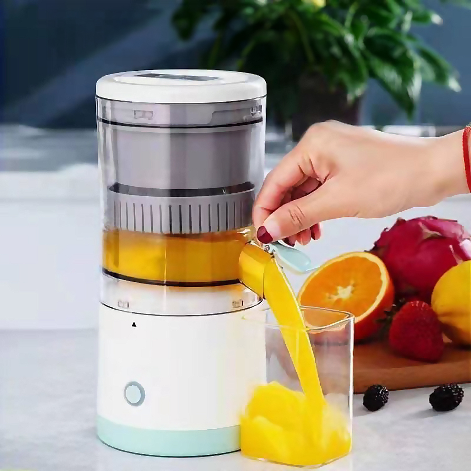 Una licuadora vierte jugo en un vaso, con frutas cerca.