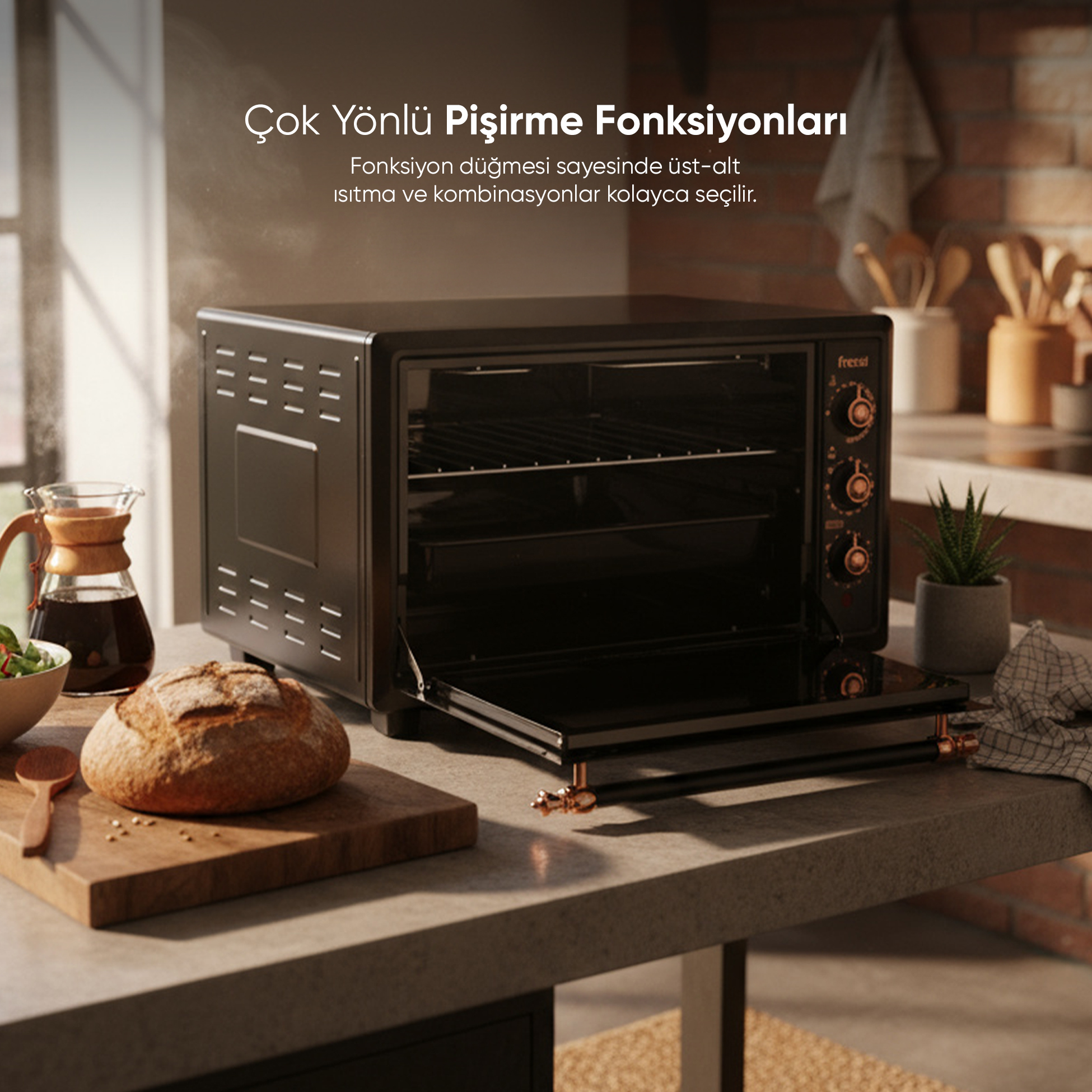 Açık kapılı siyah tezgah üstü fırın, yanında ekmek ve sürahi.