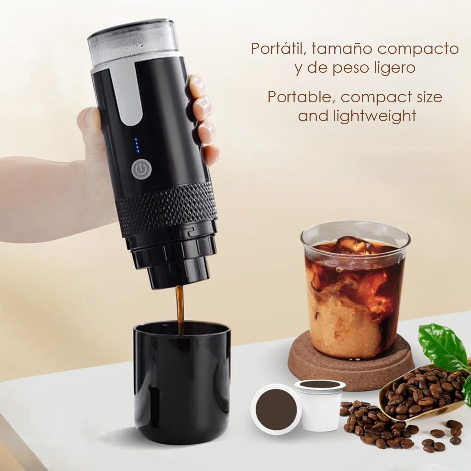 Cafetera de mano prepara café en una taza negra, con café, granos y vaso de café helado cerca.