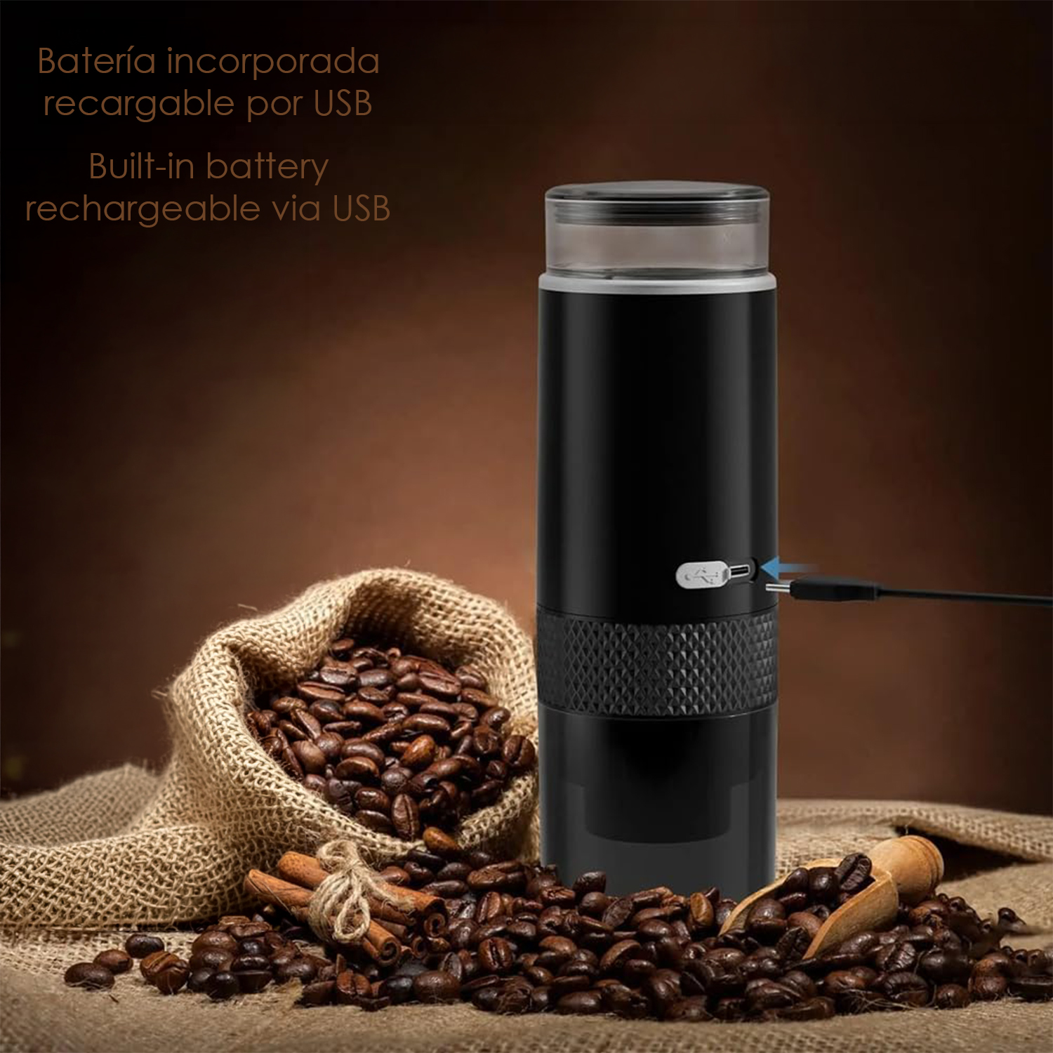 Molinillo de café USB negro con granos de café, canela y cuchara.