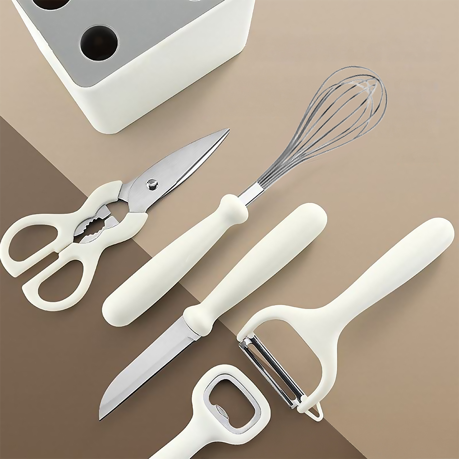 Küchenutensilien: Schere, Schneebesen, Messer, Sparschäler, Flaschenöffner auf braunem Grund.