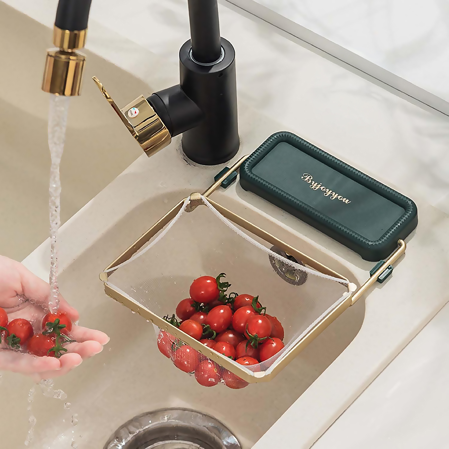 Tomaten in einer Spüle mit goldenem Wasserhahn und hängendem Netzkorb waschen.