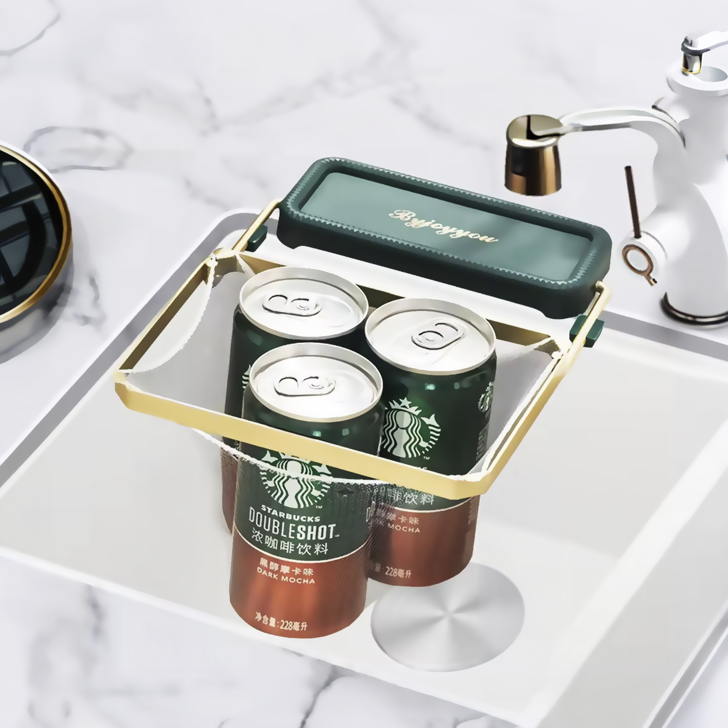 Drei Dosen Starbucks DoubleShot Dark Mocha stehen auf einem Tablett mit einem grünen Deckel.