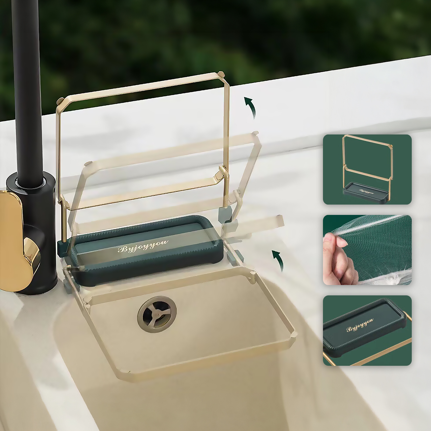 Ein faltbarer Spülbecken-Organizer mit goldenem Rahmen und grüner Ablage neben einem Wasserhahn.