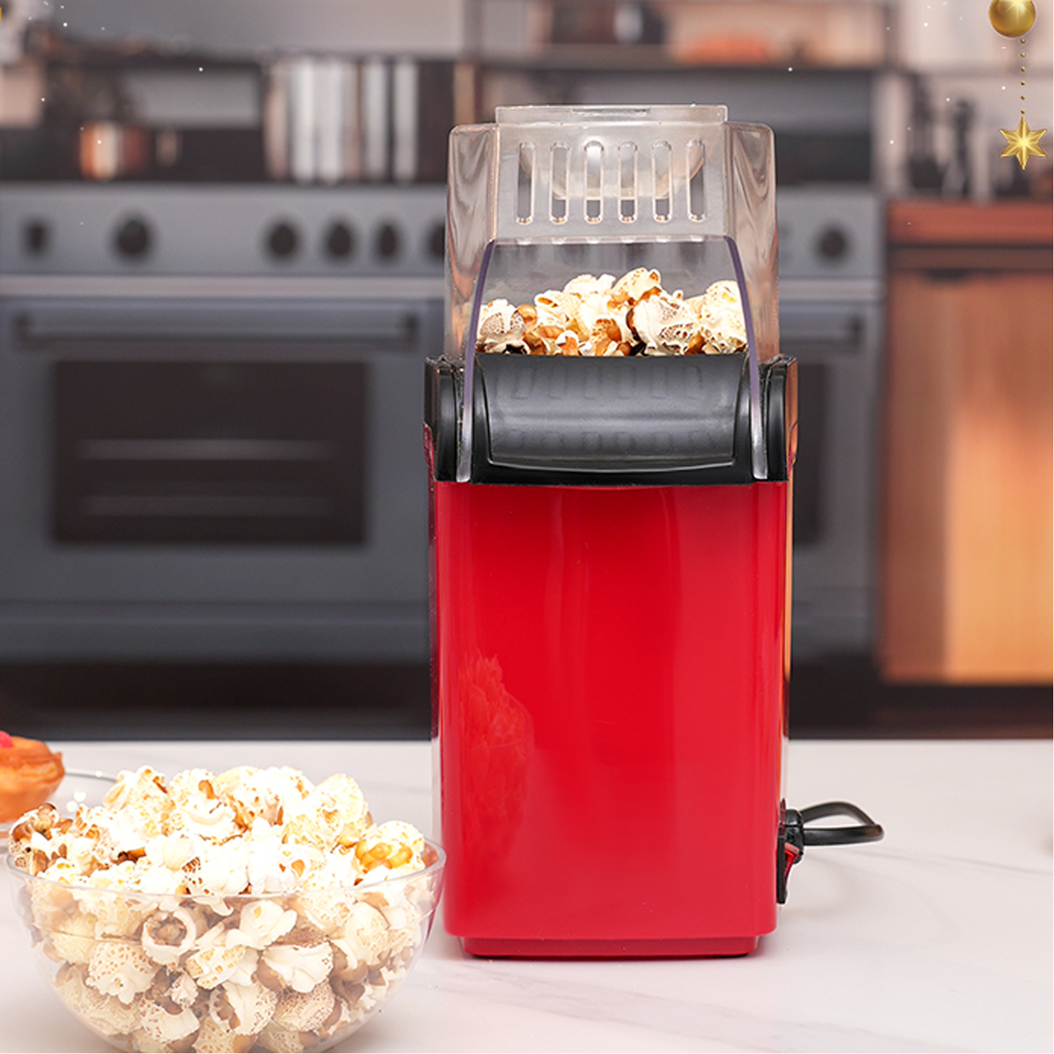 Una máquina de palomitas roja con palomitas dentro y un tazón de palomitas al lado.