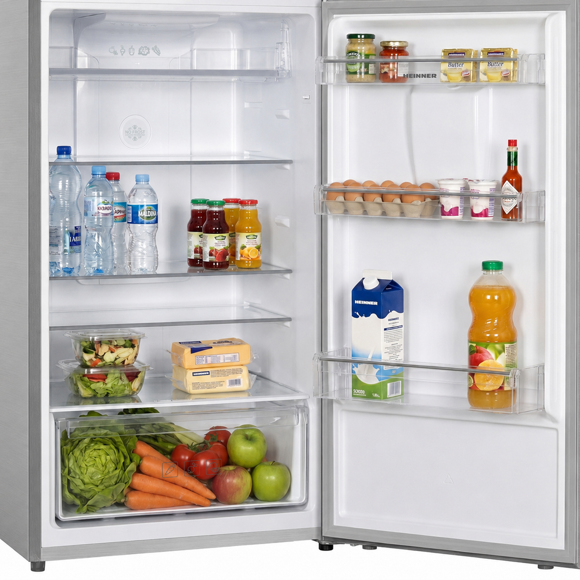 Offener Kühlschrank mit Lebensmitteln: Wasserflaschen, Butter, Eier, Joghurt, Saucen, Saft, Käse, Salat, Karotten, Tomaten, Äpfel.