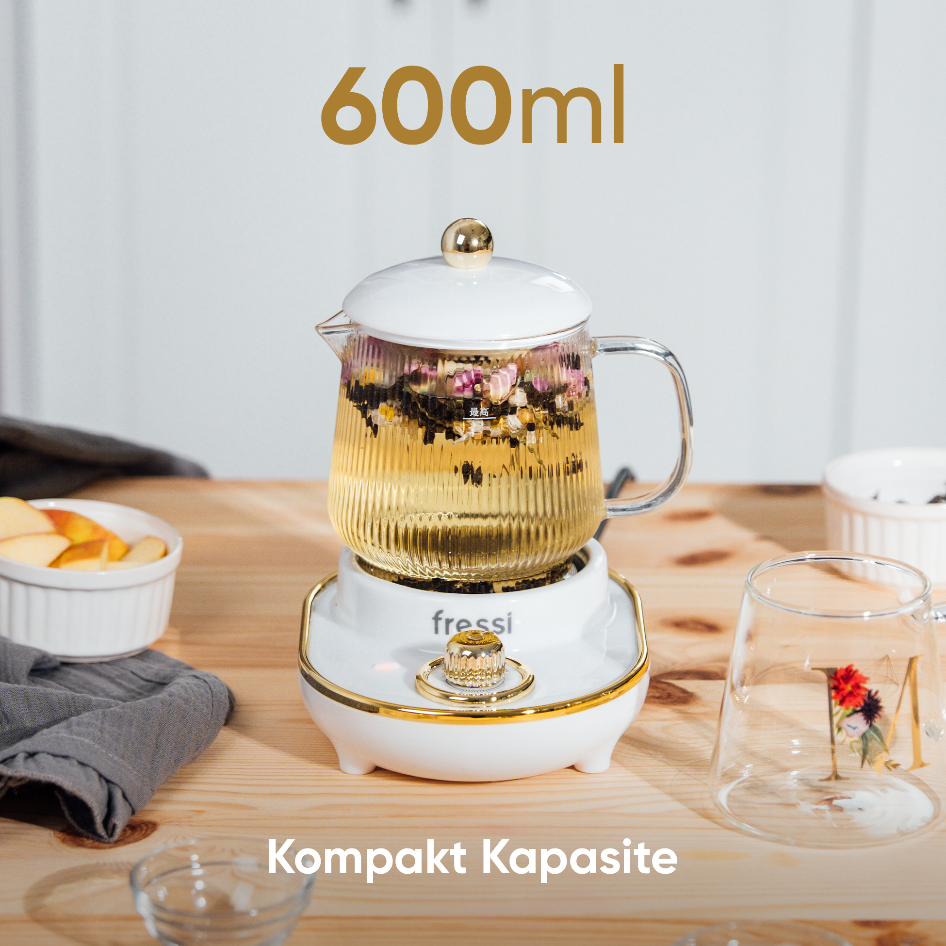 Çiçekli 600ml cam demlik, altın detaylı beyaz taban üzerinde.