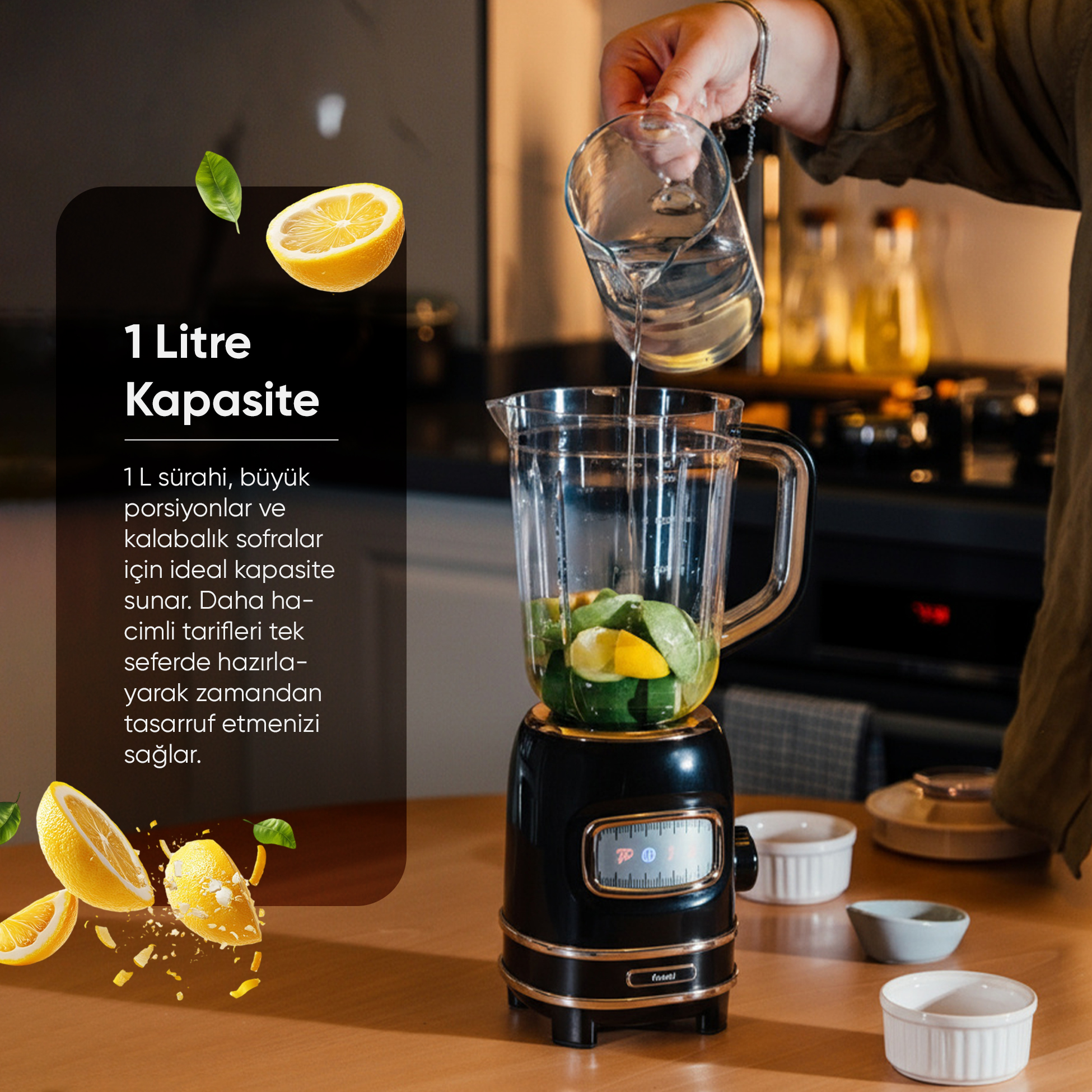 Bir kişi malzemeli blendera su döküyor, yanında limonlar var.