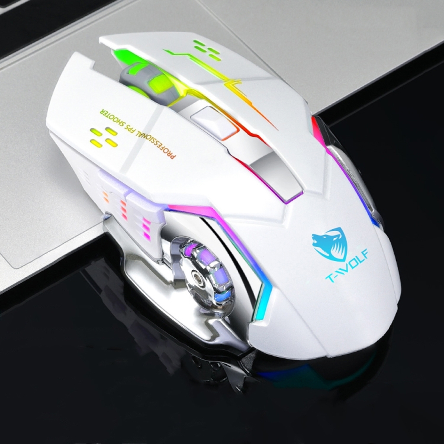 Ratón blanco para juegos con iluminación RGB y logo T-WOLF sobre un portátil.