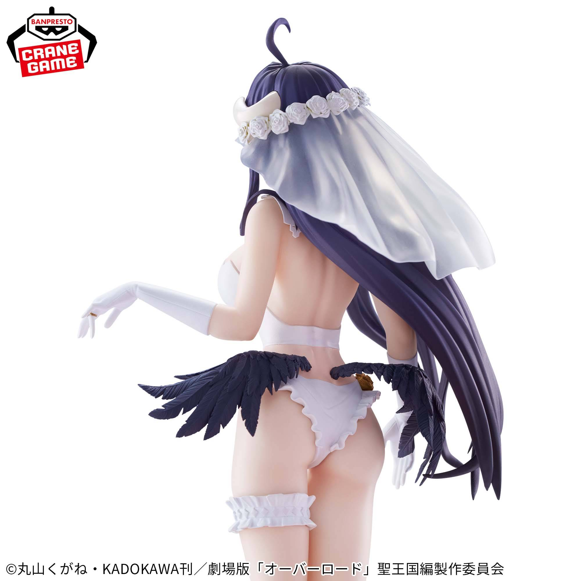 Eine Figur in weißer Brautkleidung mit dunklen Flügeln und lila Haar.