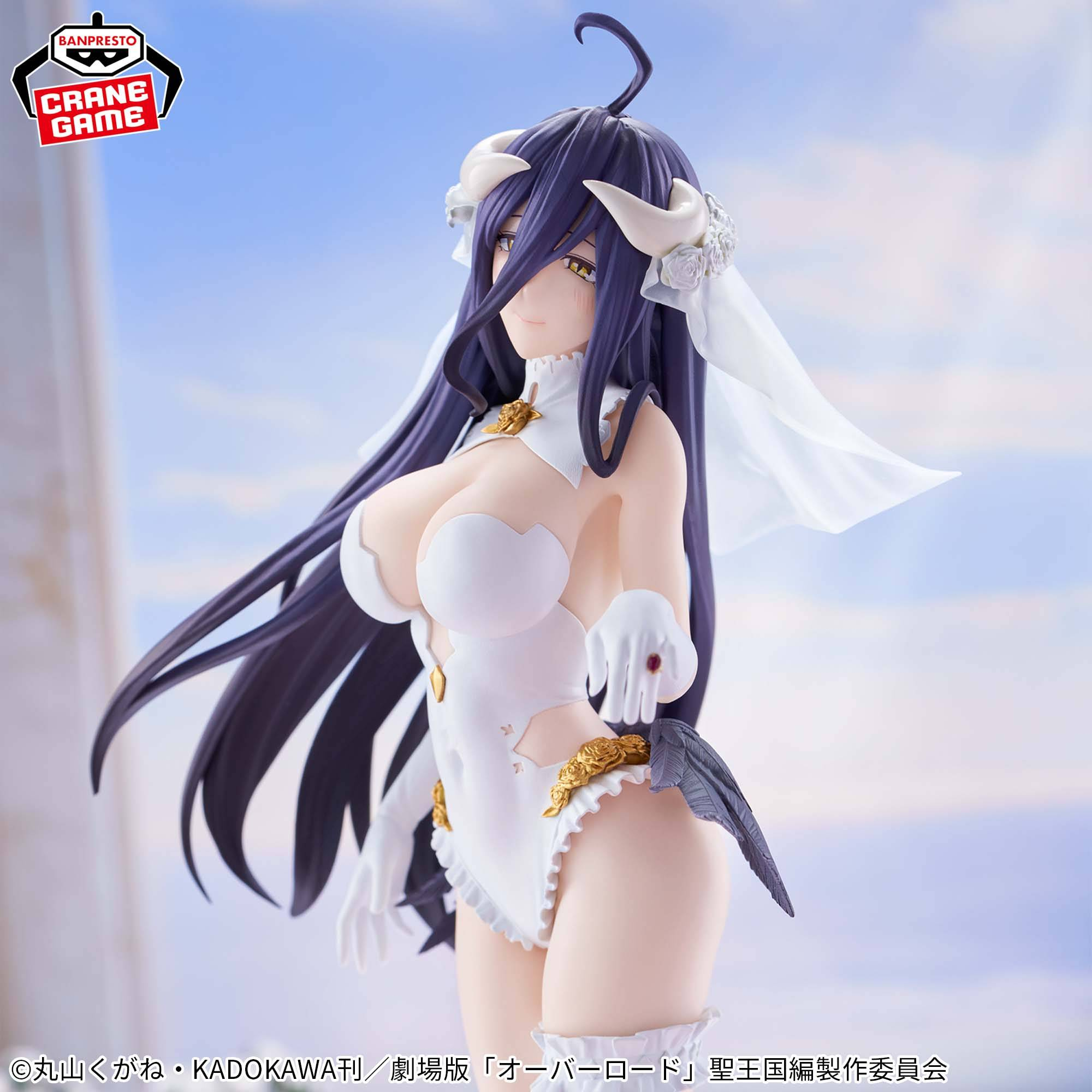 Eine Figur von Albedo in einem weißen Brautkleid mit Hörnern und Schleier vor blauem Himmel.