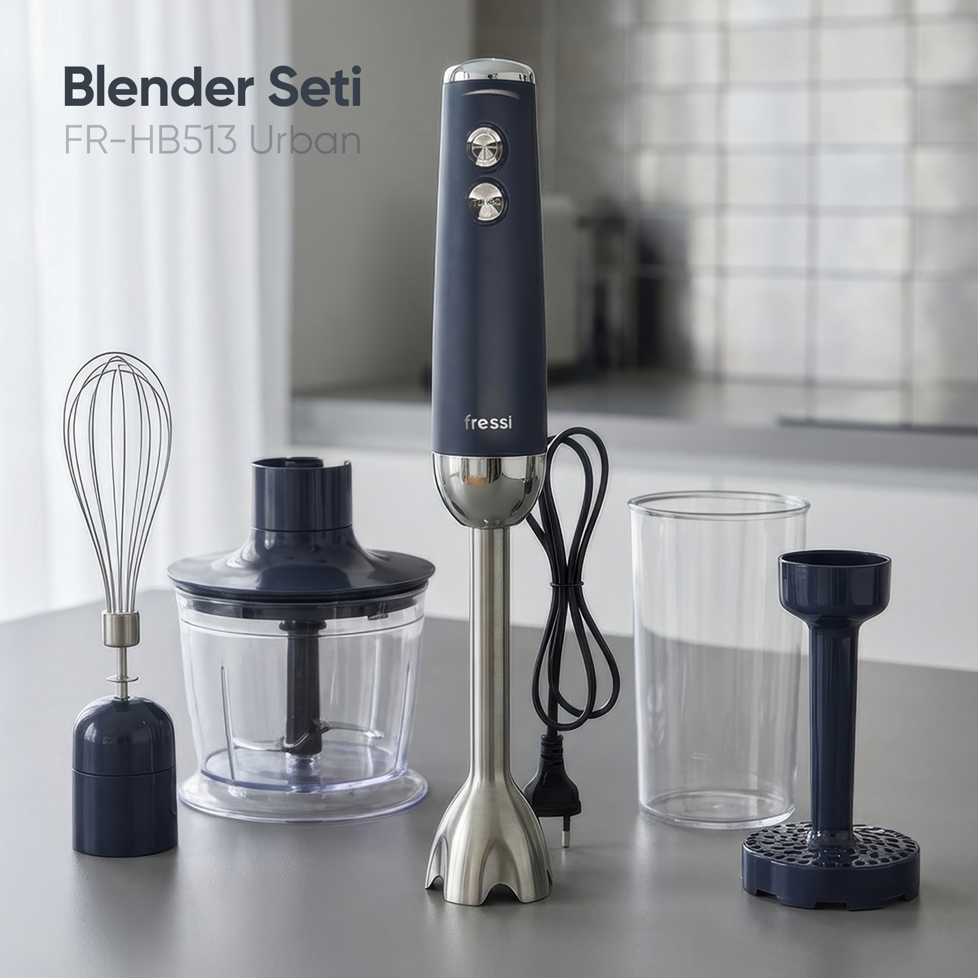 Çırpıcı, doğrayıcı, bardak ve standlı koyu mavi el blenderı.