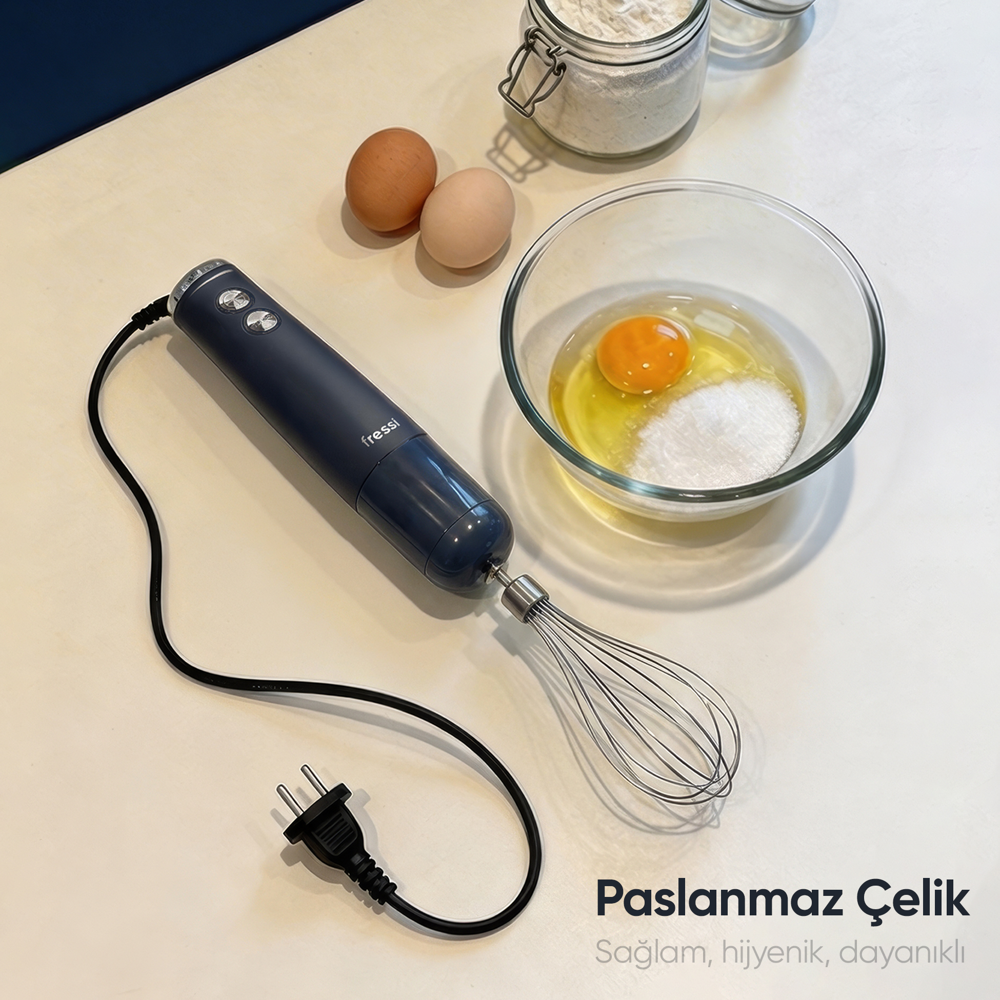 Çırpıcı, yumurta, şeker ve un ile koyu mavi el mikseri.
