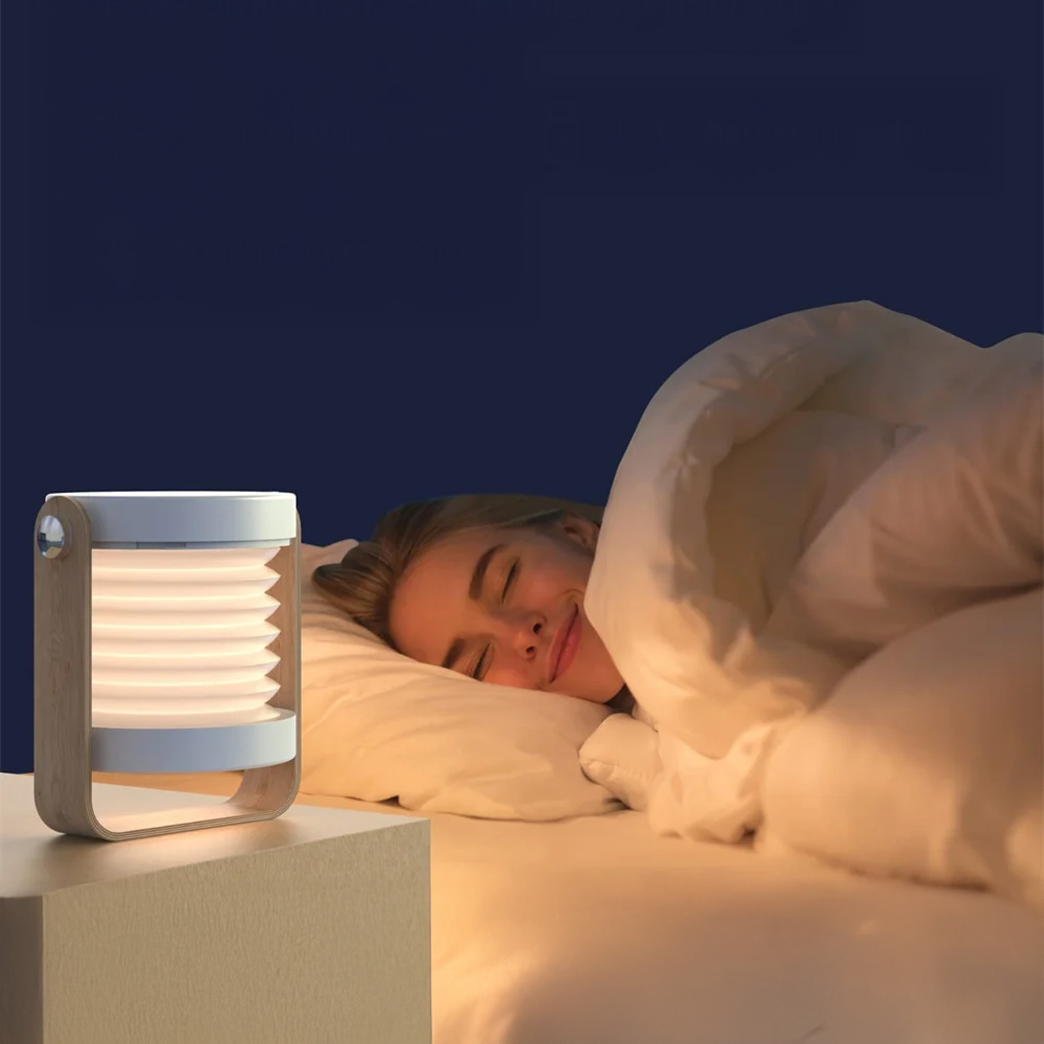 Una mujer duerme junto a una lámpara de noche con luz cálida.