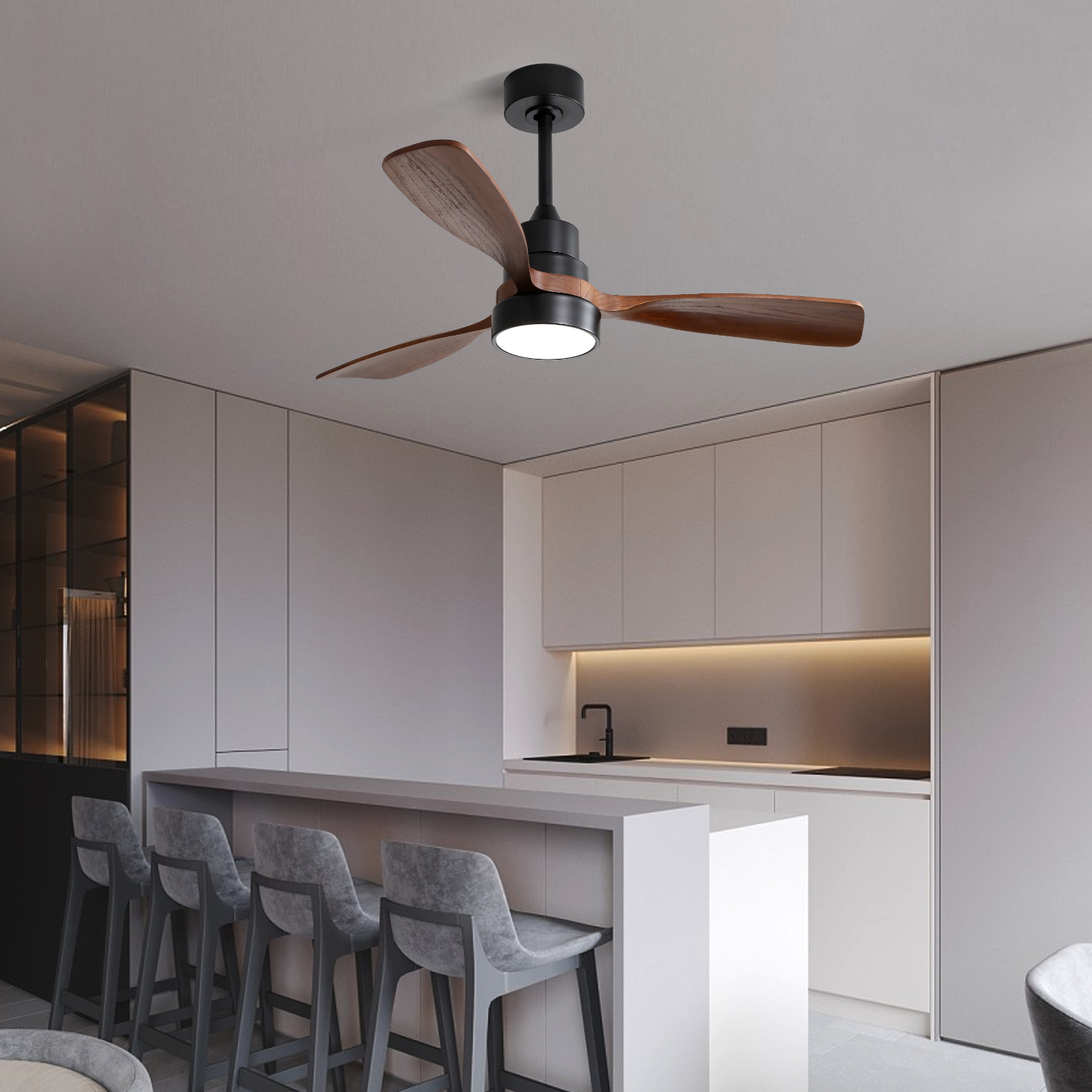 Ein Deckenventilator mit Holzflügeln über einer Kücheninsel mit Barhockern.