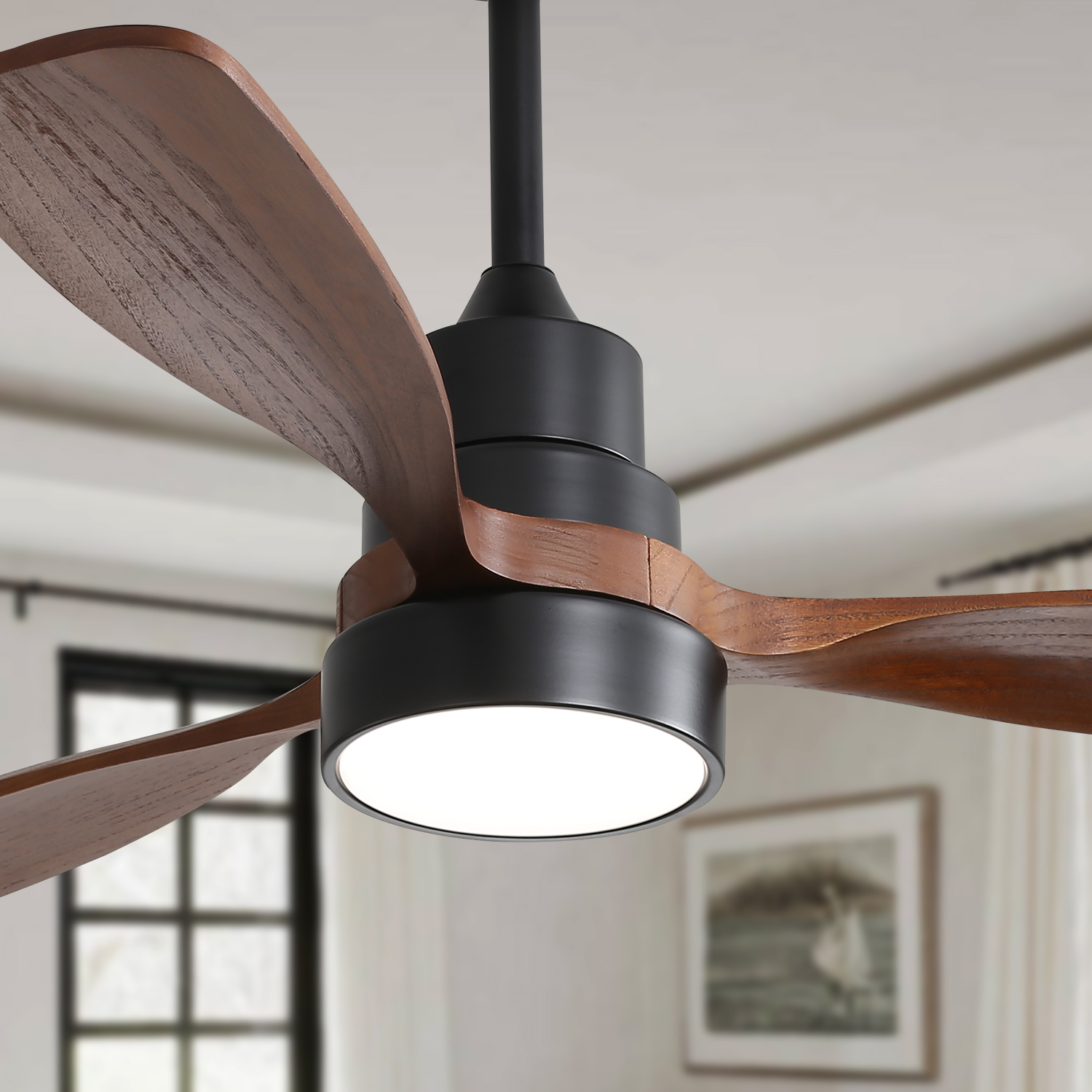 Deckenventilator mit Holzblättern und integrierter Beleuchtung.