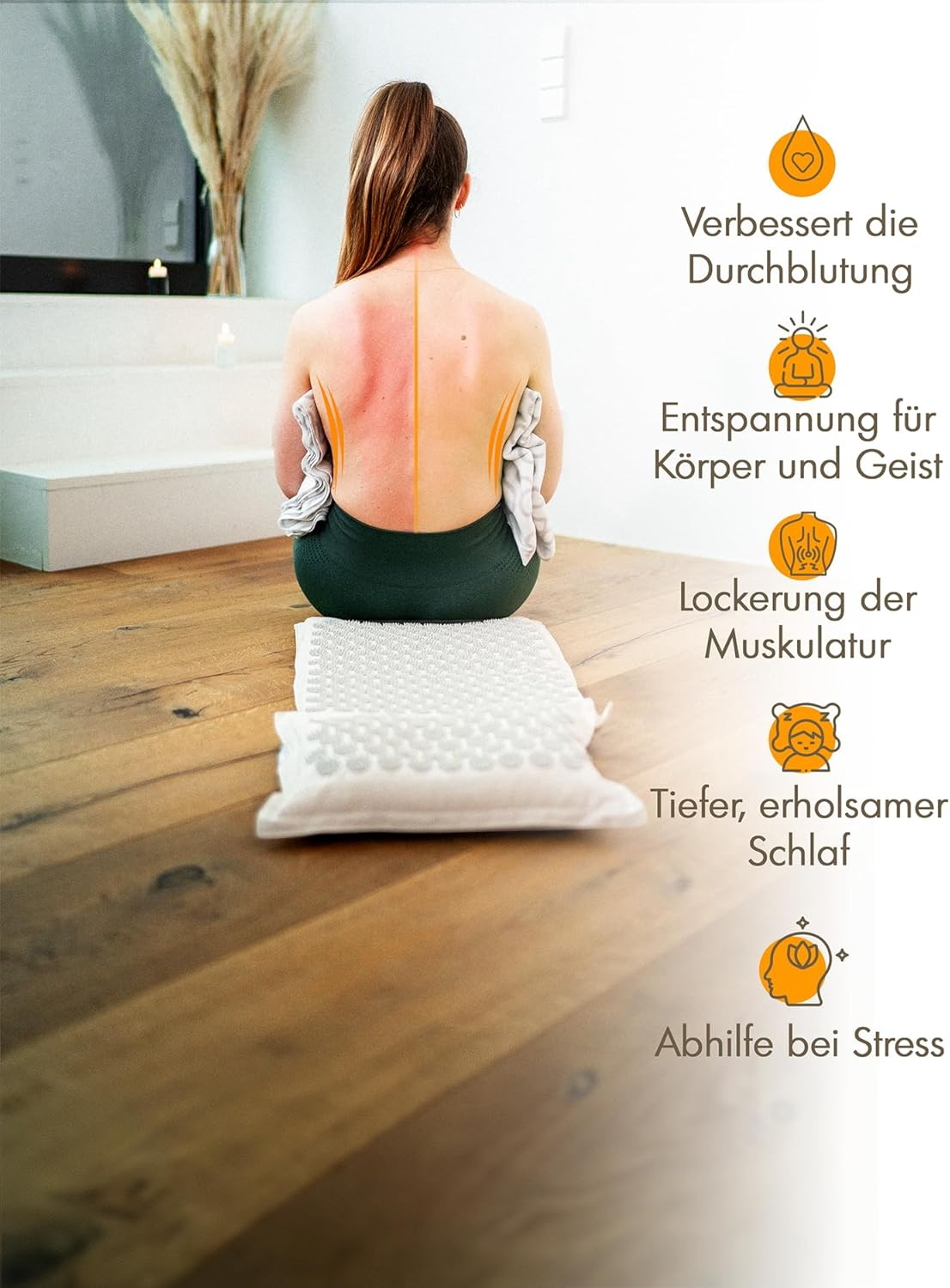 Rückansicht einer Frau auf einer Akupressurmatte sitzend mit roten Markierungen auf dem Rücken.