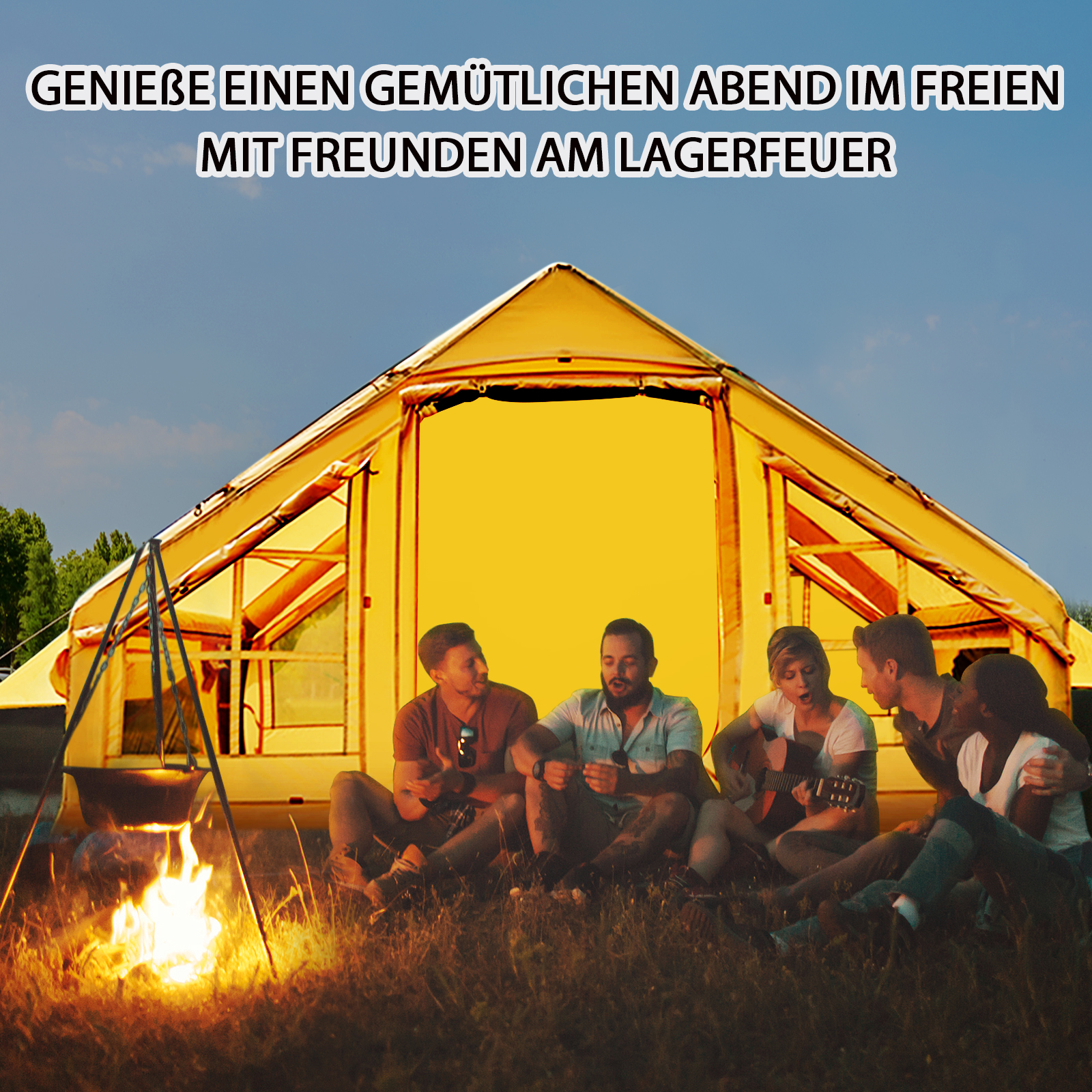 Freunde sitzen am Lagerfeuer vor einem gelben Zelt und singen.