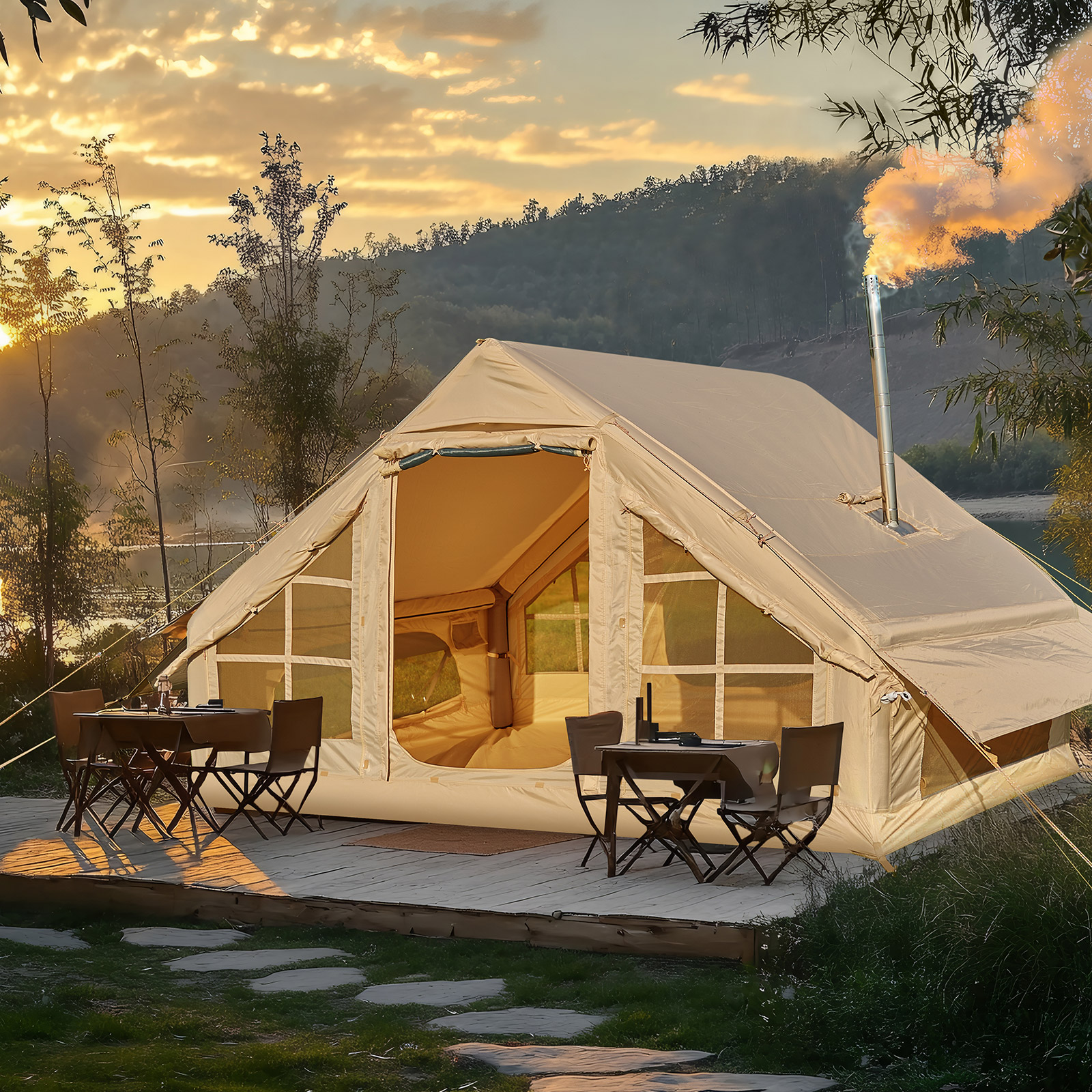 Ein beiges Zelt mit Kamin, Tischen und Stühlen auf einer Holzterrasse bei Sonnenuntergang.