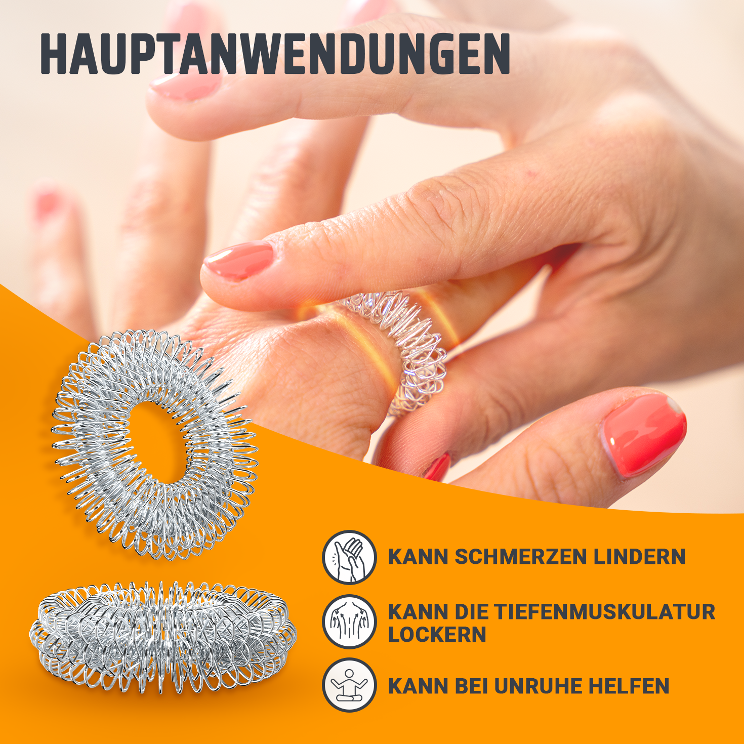 Ein Fingerring aus Metall wird an einem Finger getragen, daneben liegen zwei Exemplare.