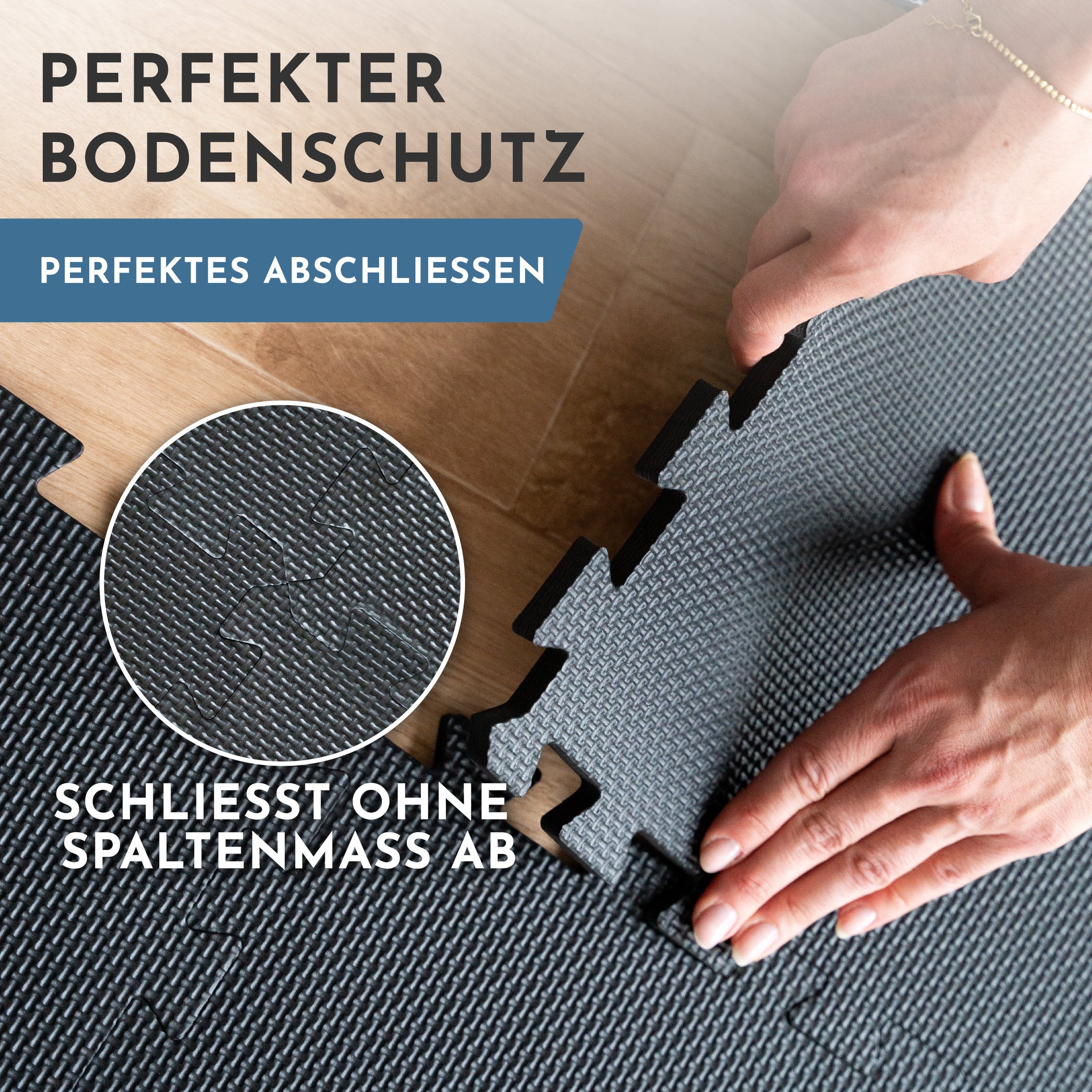 Hände legen eine schwarze Puzzlematte auf Holzboden. Detailansicht zeigt Textur.