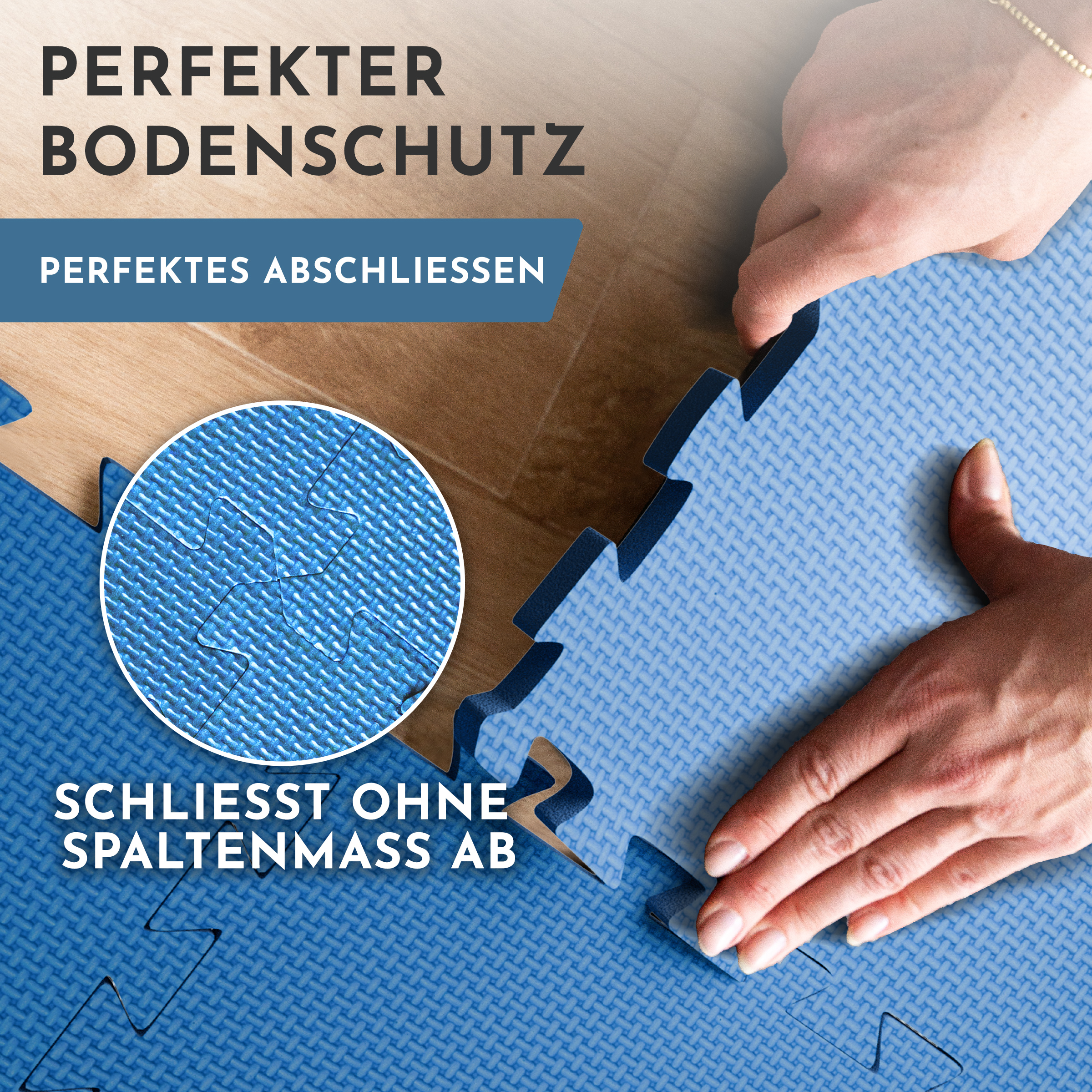 Hände fügen blaue Puzzlematte auf Holzboden zusammen. Perfekter Bodenschutz.