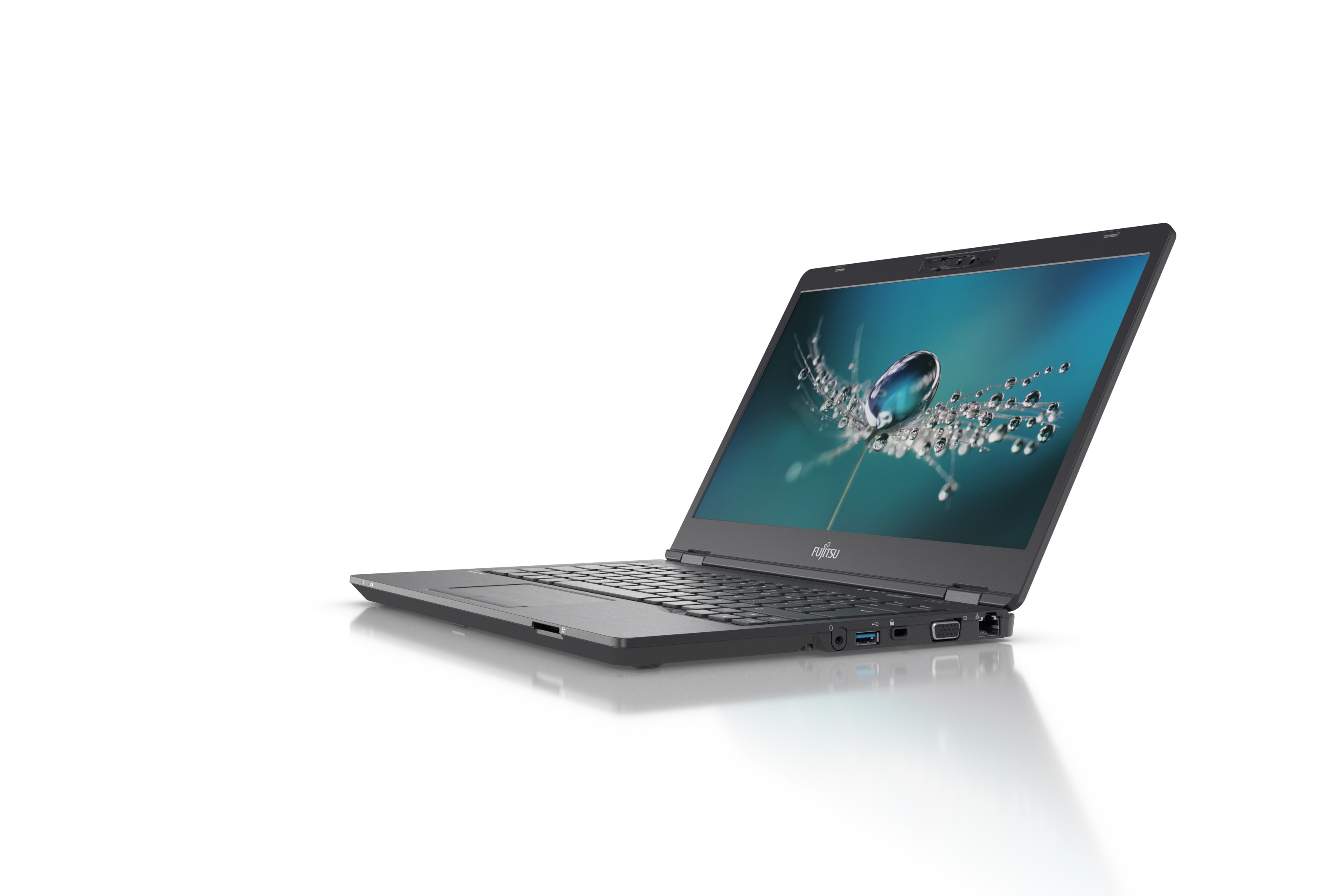 Ein dunkles Fujitsu-Notebook auf weißem Hintergrund, geöffnet mit Wassertropfen auf dem Bildschirm.