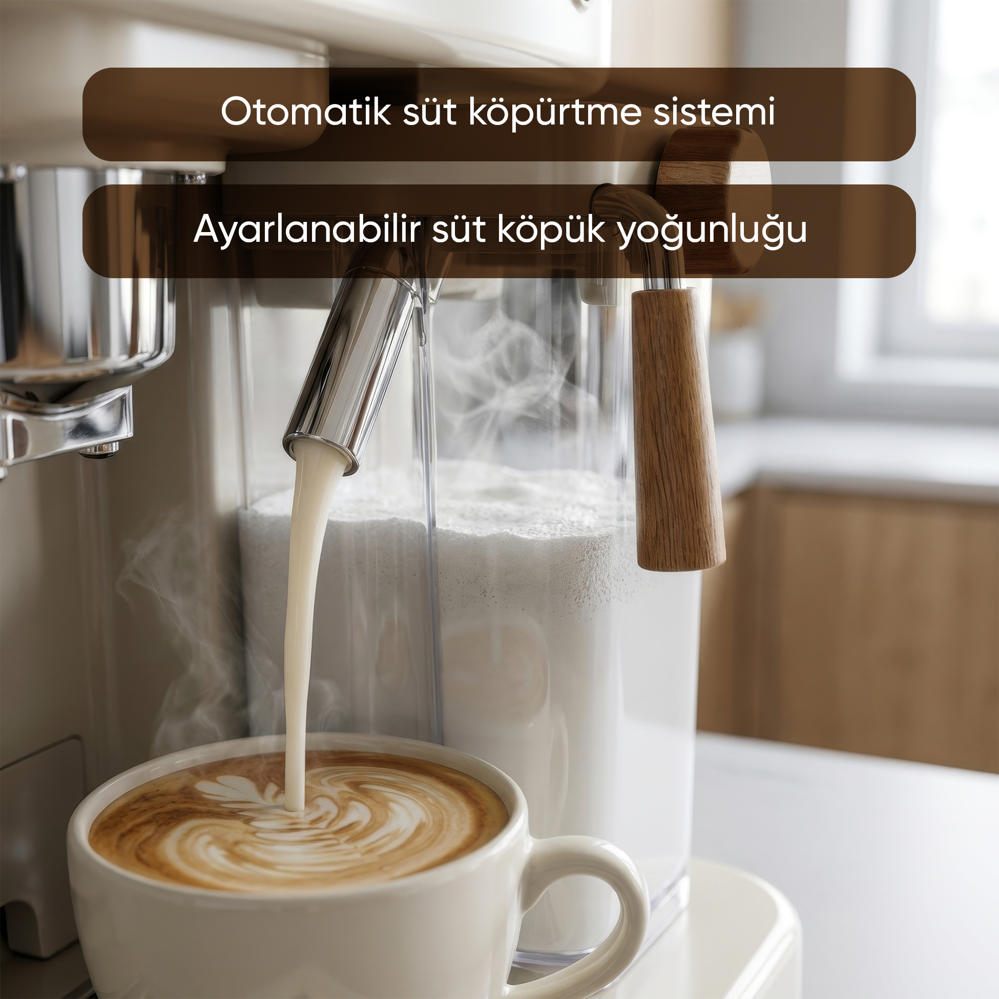 Buhar yükselirken süt, latte artlı bir fincana dökülüyor.