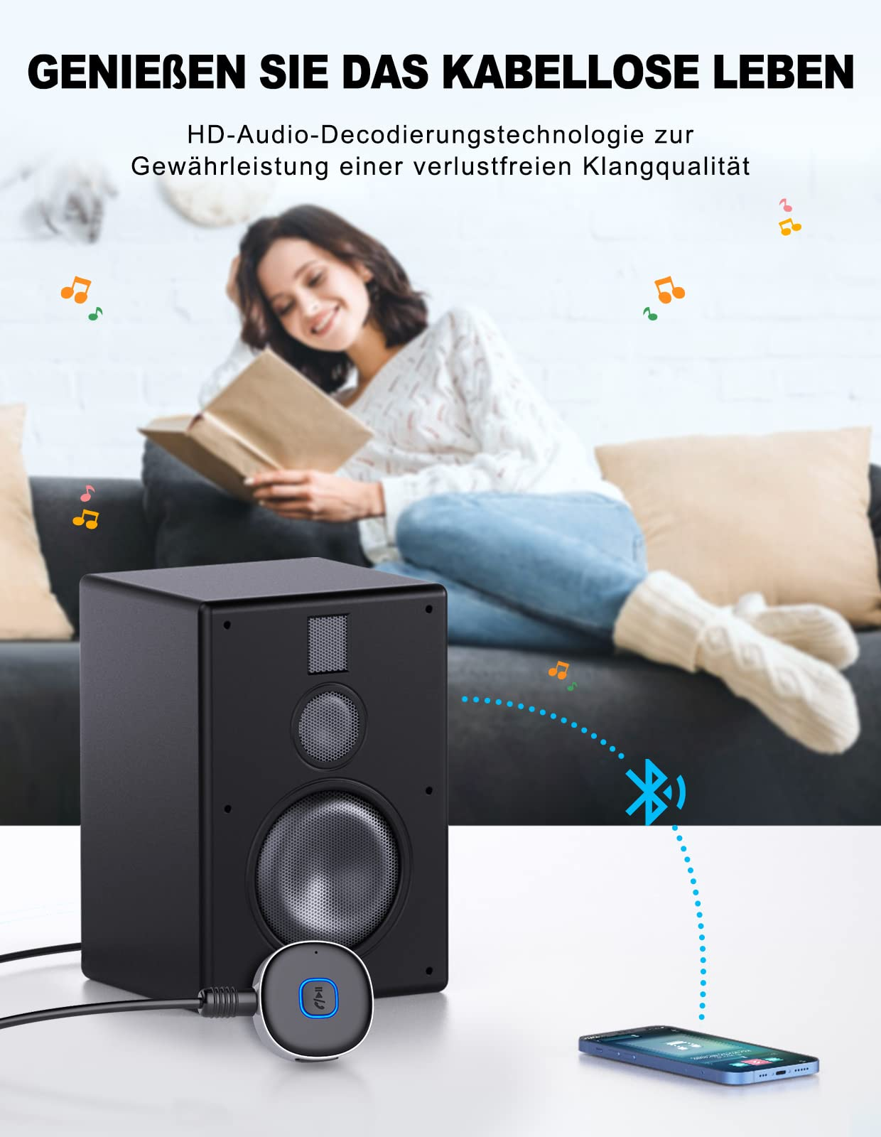Schwarzer Lautsprecher mit Bluetooth-Adapter verbindet sich mit Smartphone. Frau liest.
