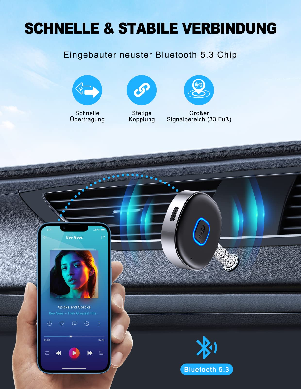 Ein Smartphone zeigt Musik an, neben einem Bluetooth-Adapter im Auto.