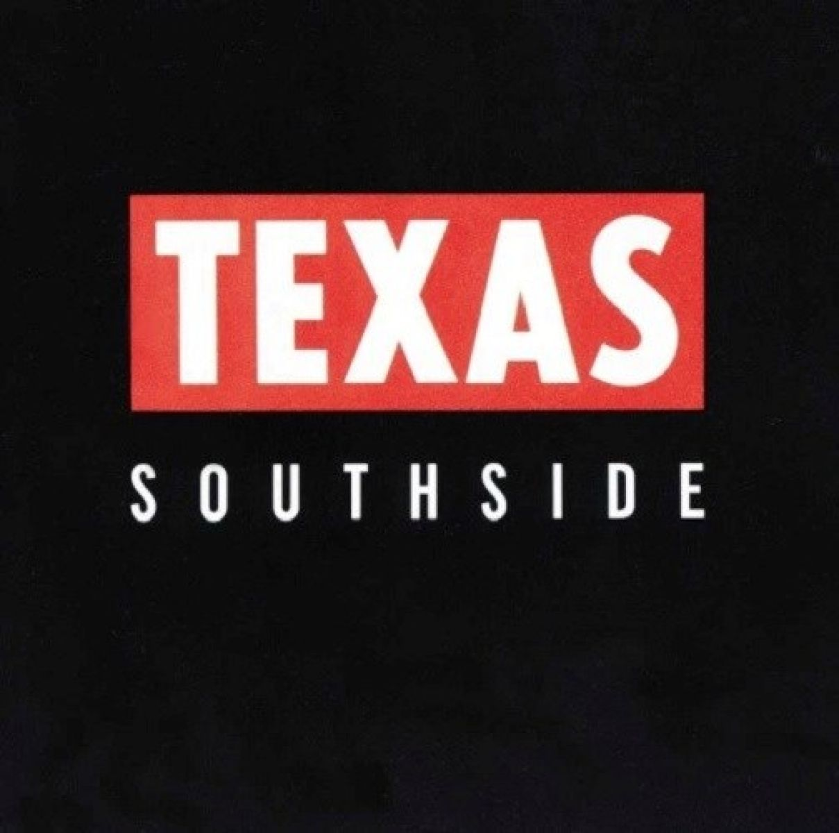 Testo bianco su rettangolo rosso: TEXAS. Sotto, testo bianco: SOUTHSIDE.