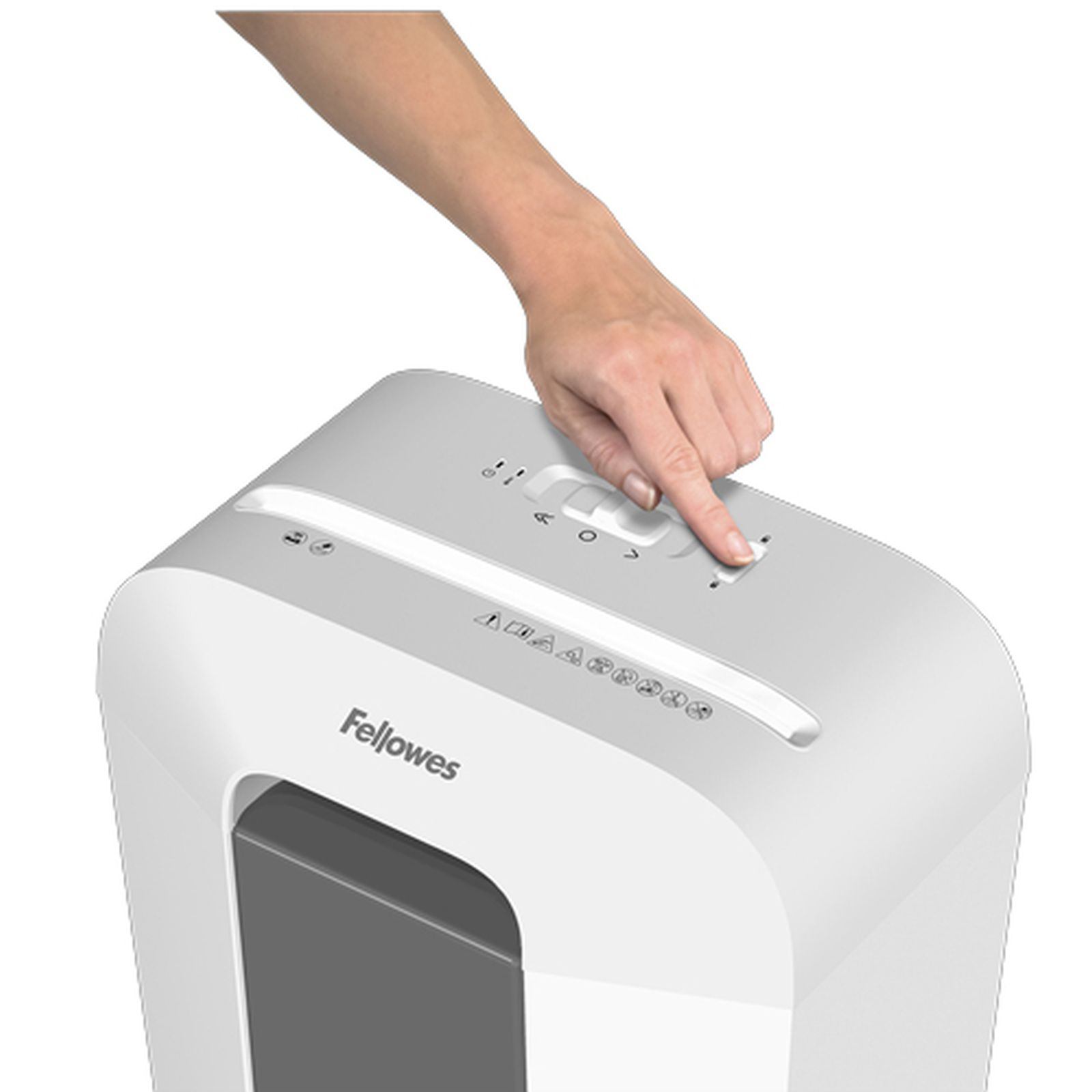 Eine Hand drückt einen Knopf auf einem weißen Fellowes-Aktenvernichter mit grauem Behälter.