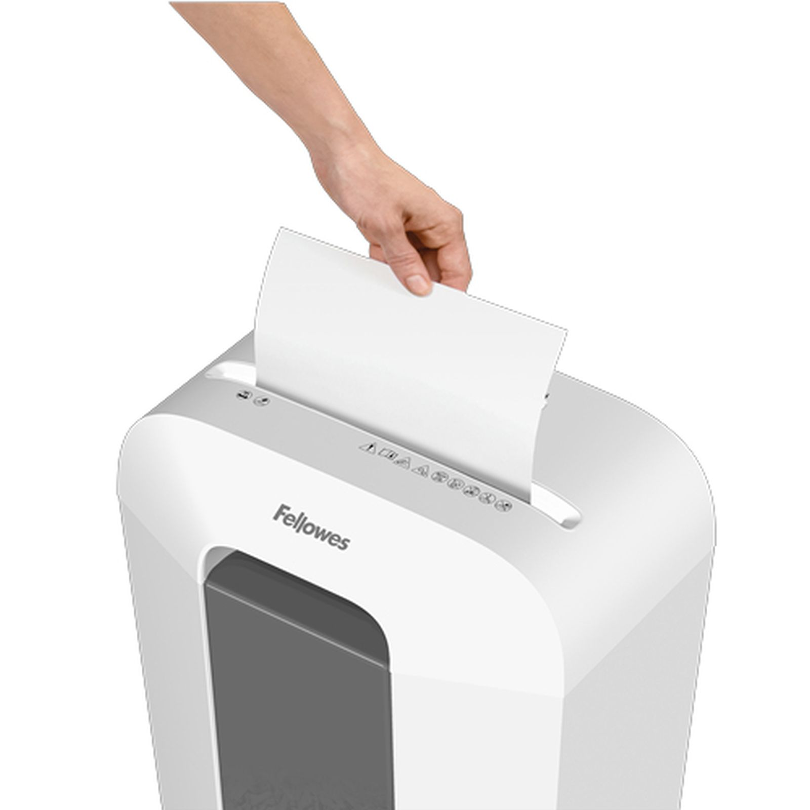 Eine Hand führt ein weißes Blatt Papier in einen weißen Fellowes Aktenvernichter ein.