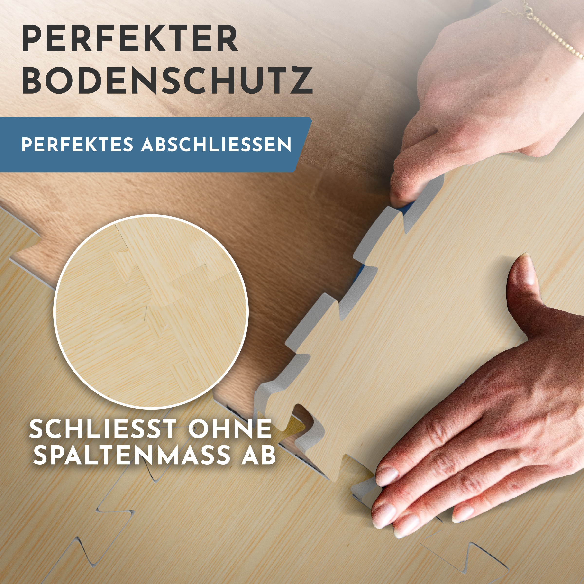 Hände montieren helle Holz-Puzzlematten mit Holzmaserungsmuster.