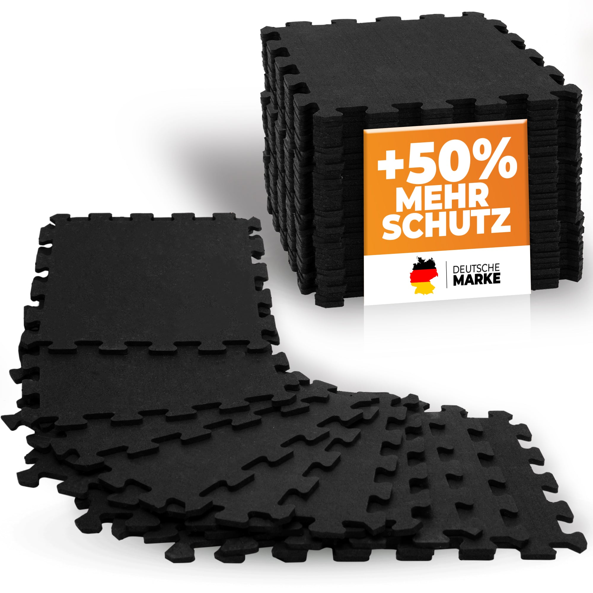 Stapel schwarzer Puzzlematten mit orangefarbener Werbung für "+50% MEHR SCHUTZ".