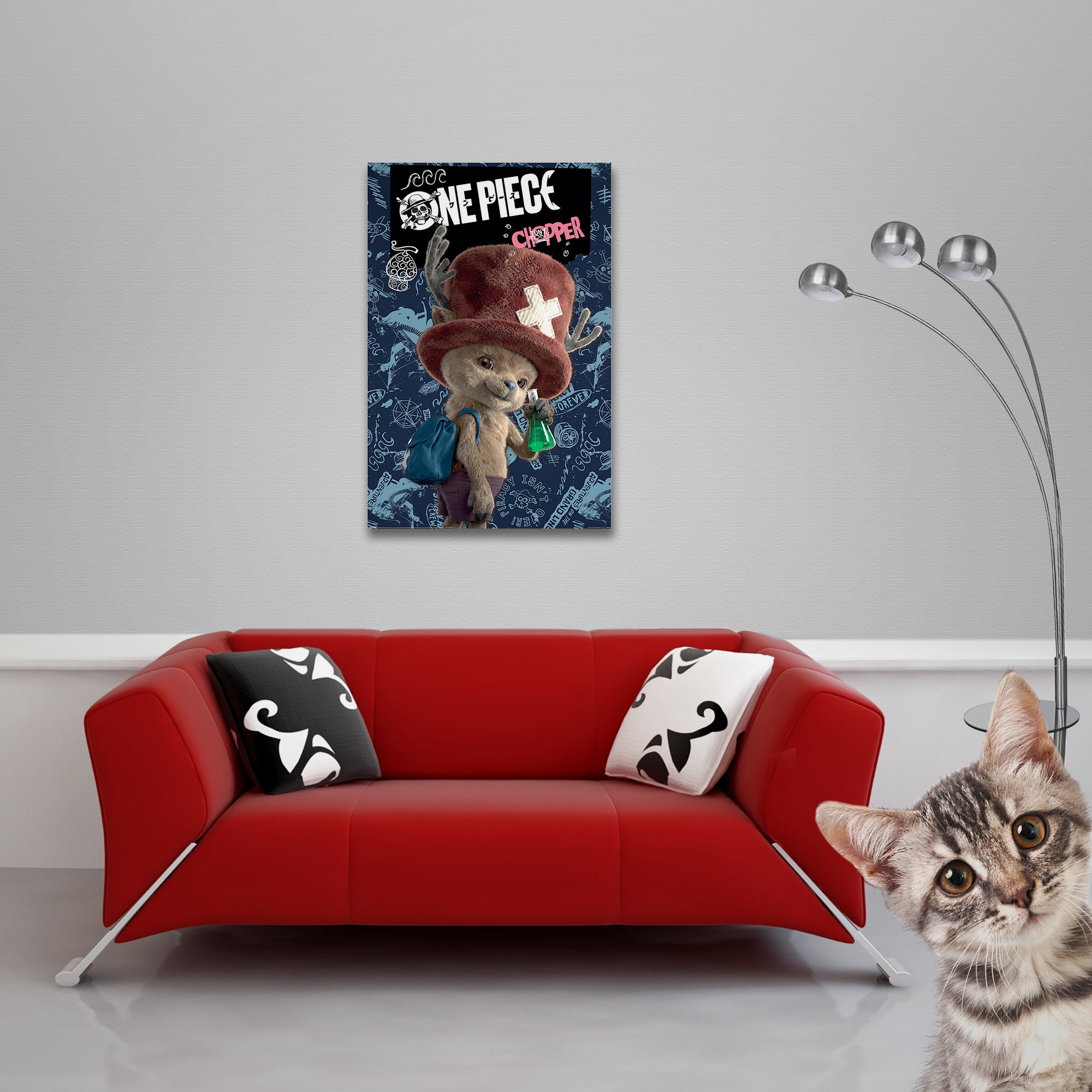 Ein rotes Sofa steht vor einem Bild von Chopper aus One Piece. Eine Katze schaut neugierig.