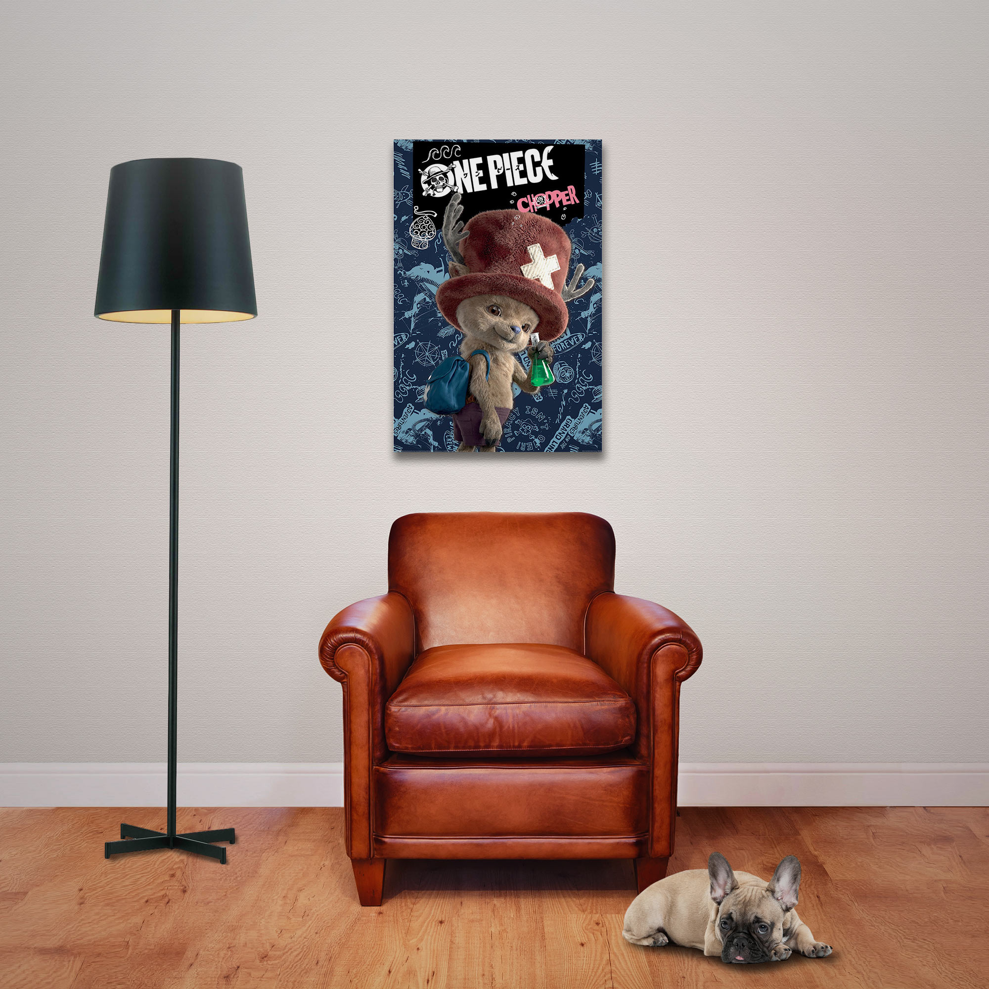 Ein eingerahmtes Bild von Chopper aus One Piece hängt über einem braunen Ledersessel. Ein Hund liegt davor.