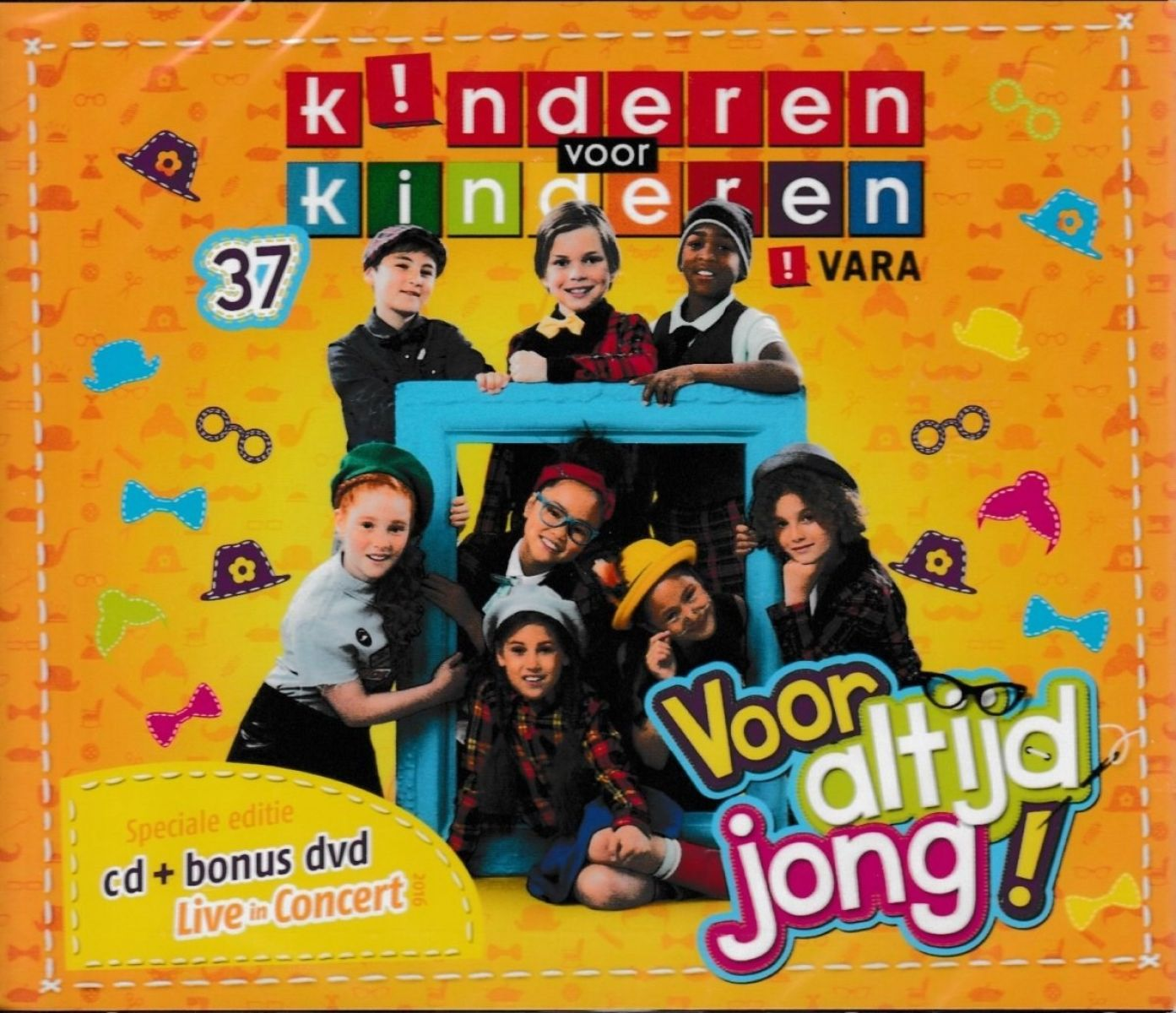Kinderalbumhoes met kinderen die voor een blauw frame poseren. Tekst boven en onder.